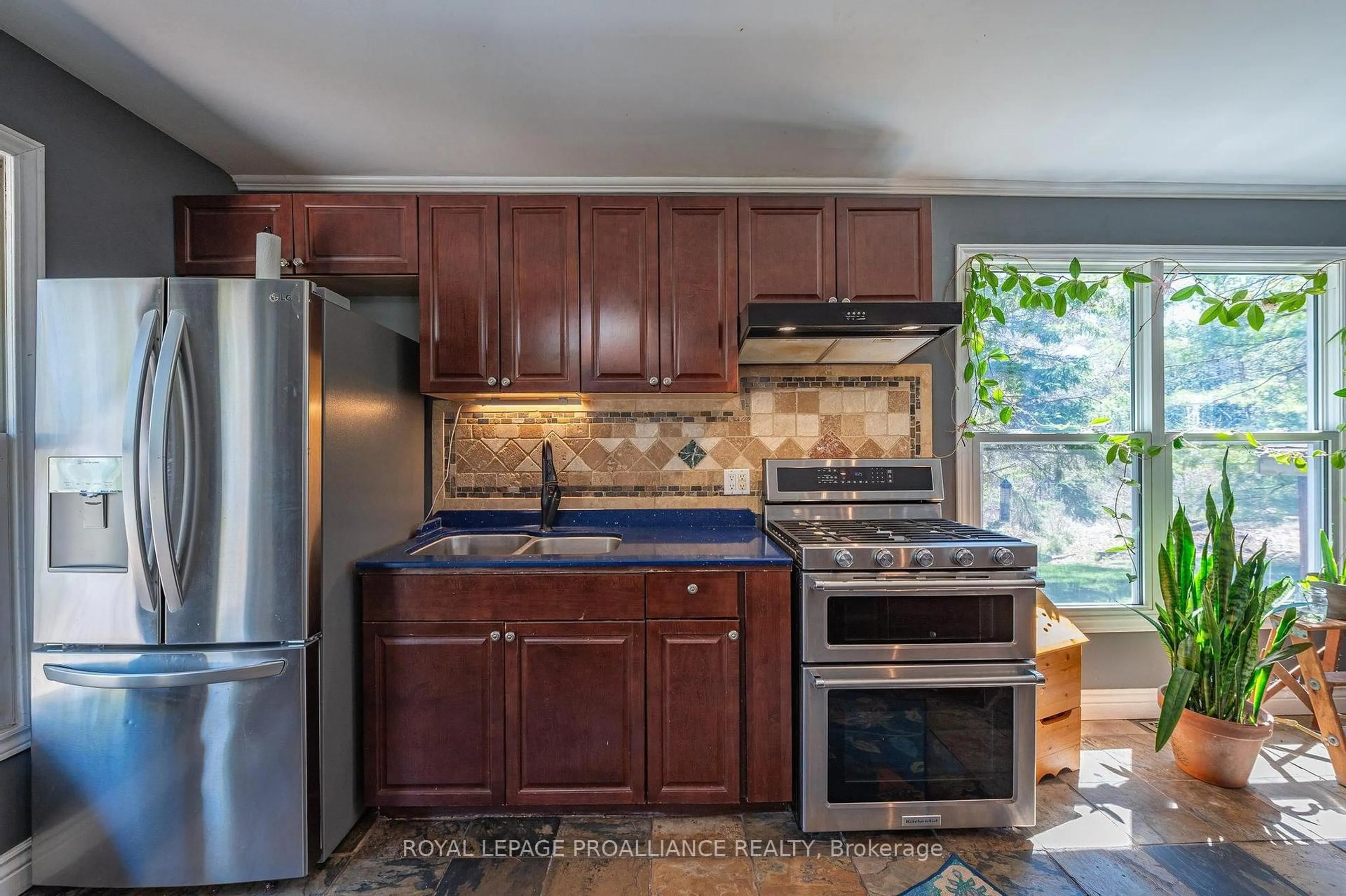 Standard kitchen, ceramic/tile floor for 280 Presqu'ile Pkwy, Brighton Ontario K0K 1H0