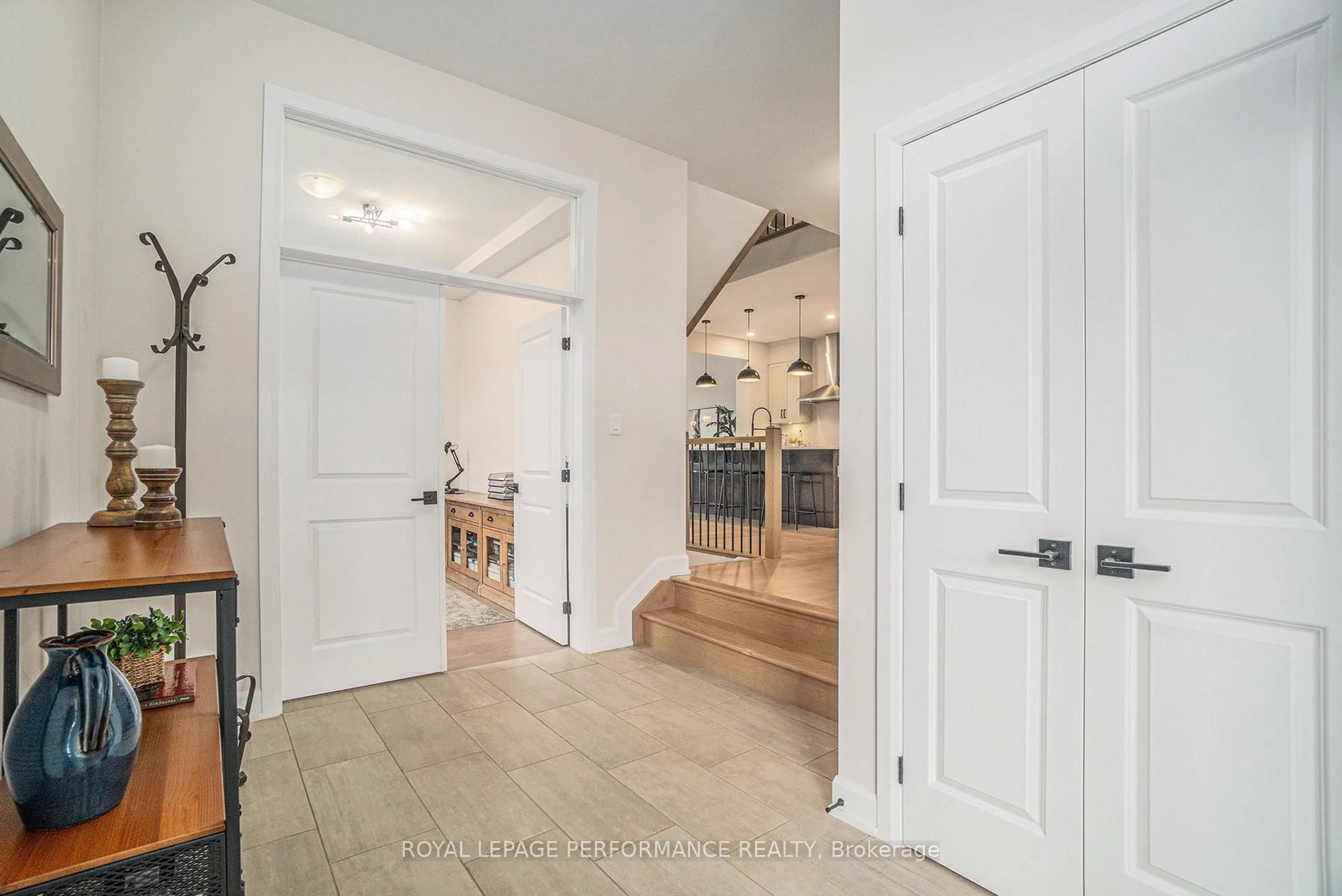 Indoor entryway for 916 Socca Cres, Ottawa Ontario K4A 5M1