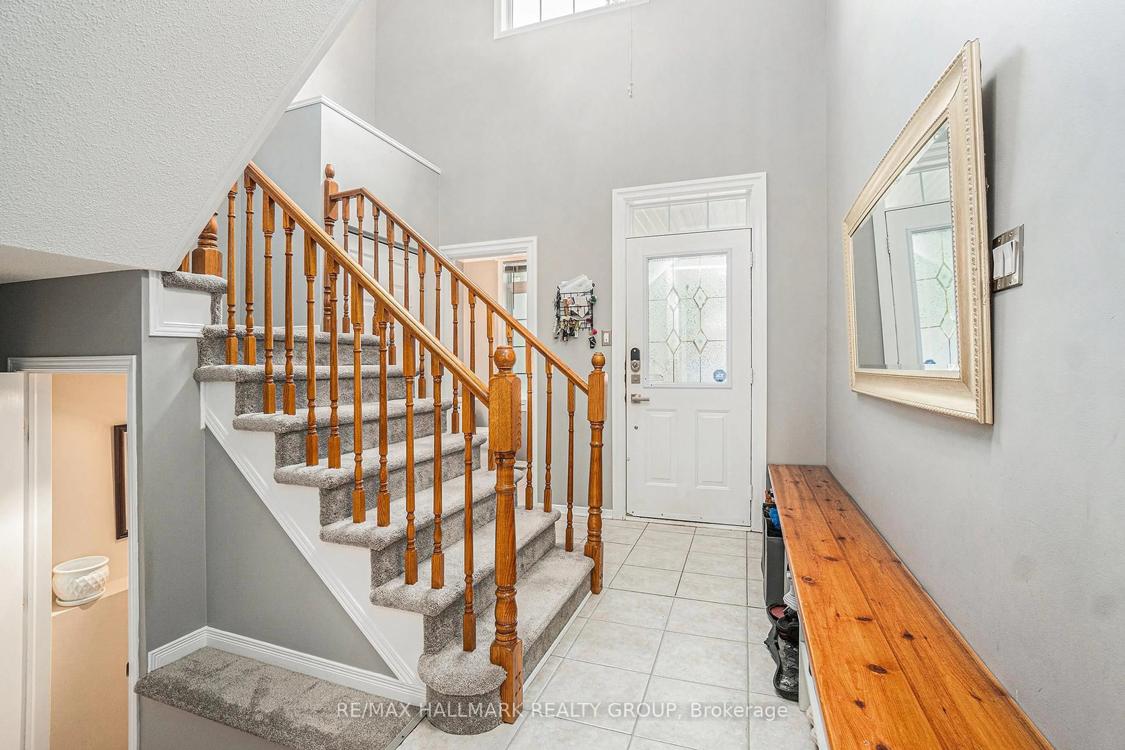 Indoor foyer for 18 Golder's Green Lane, Ottawa Ontario K2J 5C1