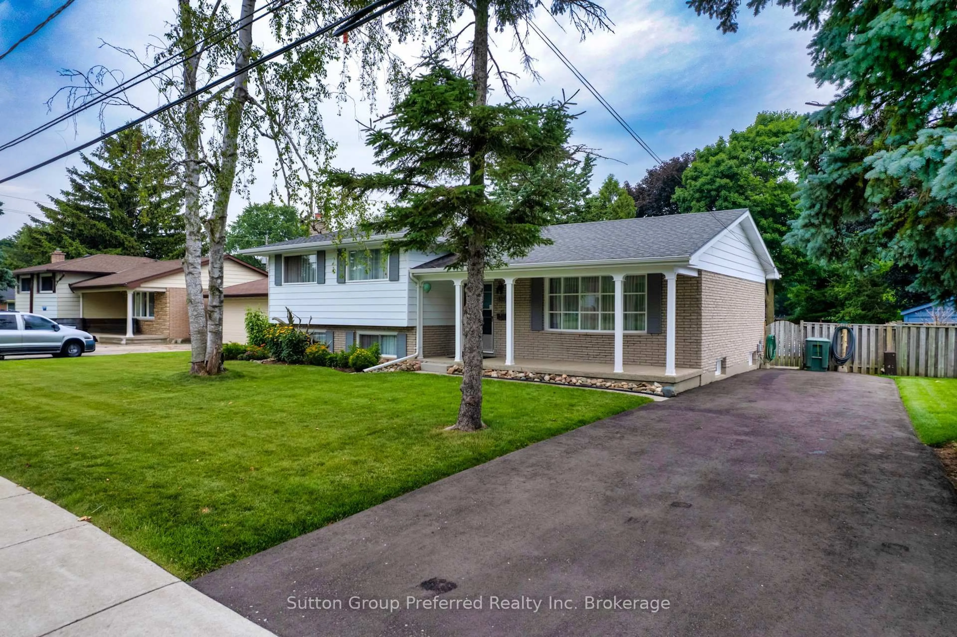Home with vinyl exterior material, street for 527 Fair St, Woodstock Ontario N4S 5T9