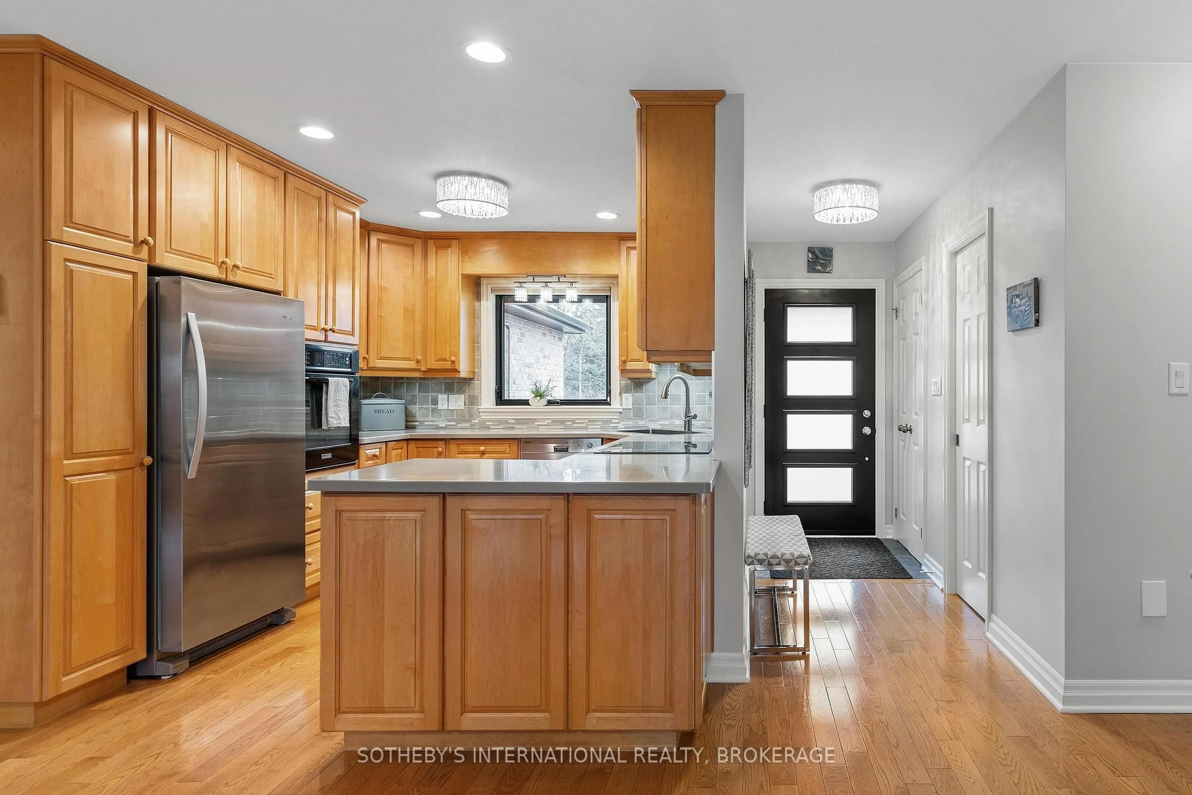 Contemporary kitchen, unknown for 7107 Beechwood Rd, Niagara Falls Ontario L2H 0W8
