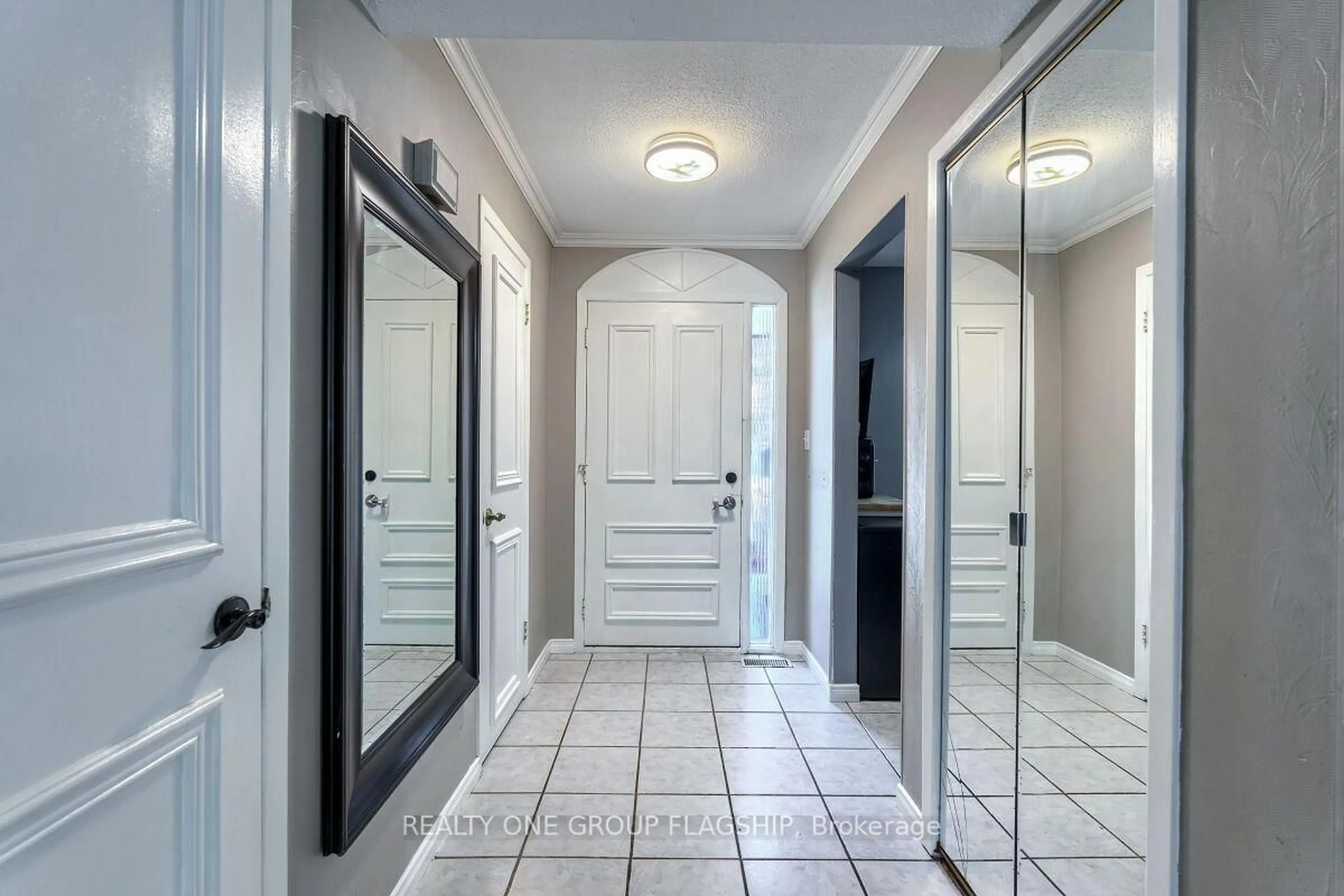Indoor entryway for 77 Linwell Rd #38, St. Catharines Ontario L2N 6R1