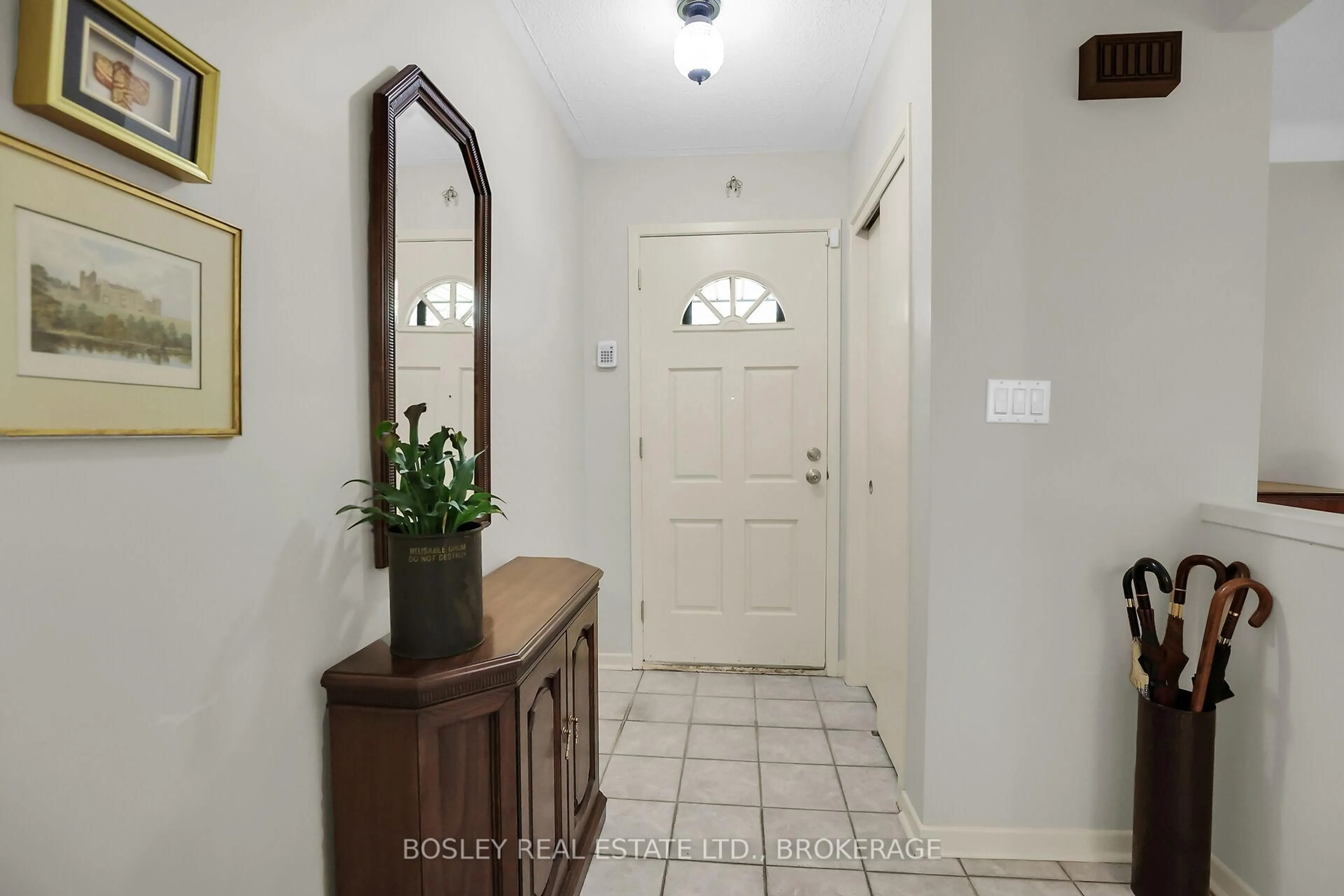 Indoor entryway for 624 Lake St, St. Catharines Ontario L2N 7B8