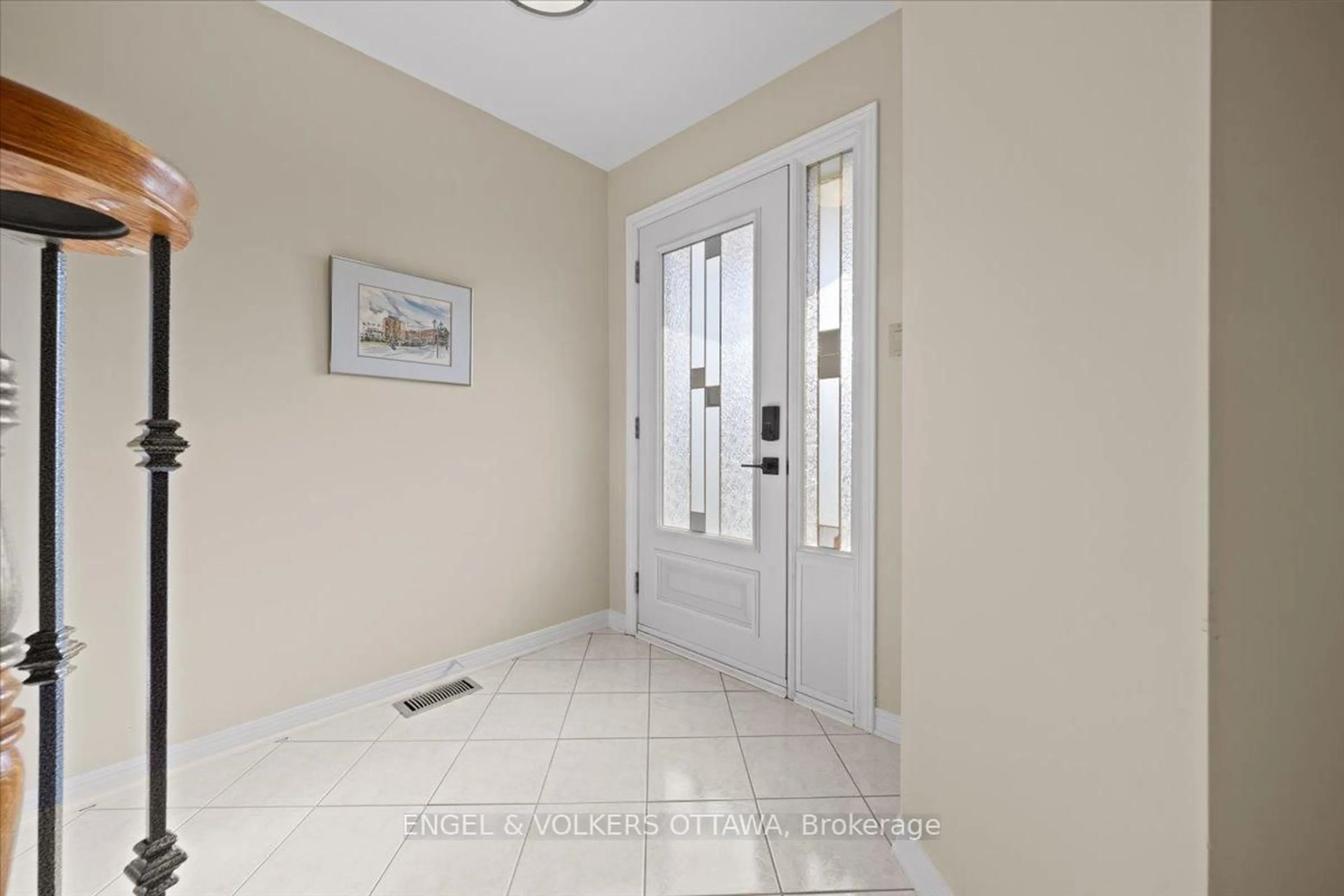 Indoor entryway for 43 Weslock Way, Ottawa Ontario K2K 2K5