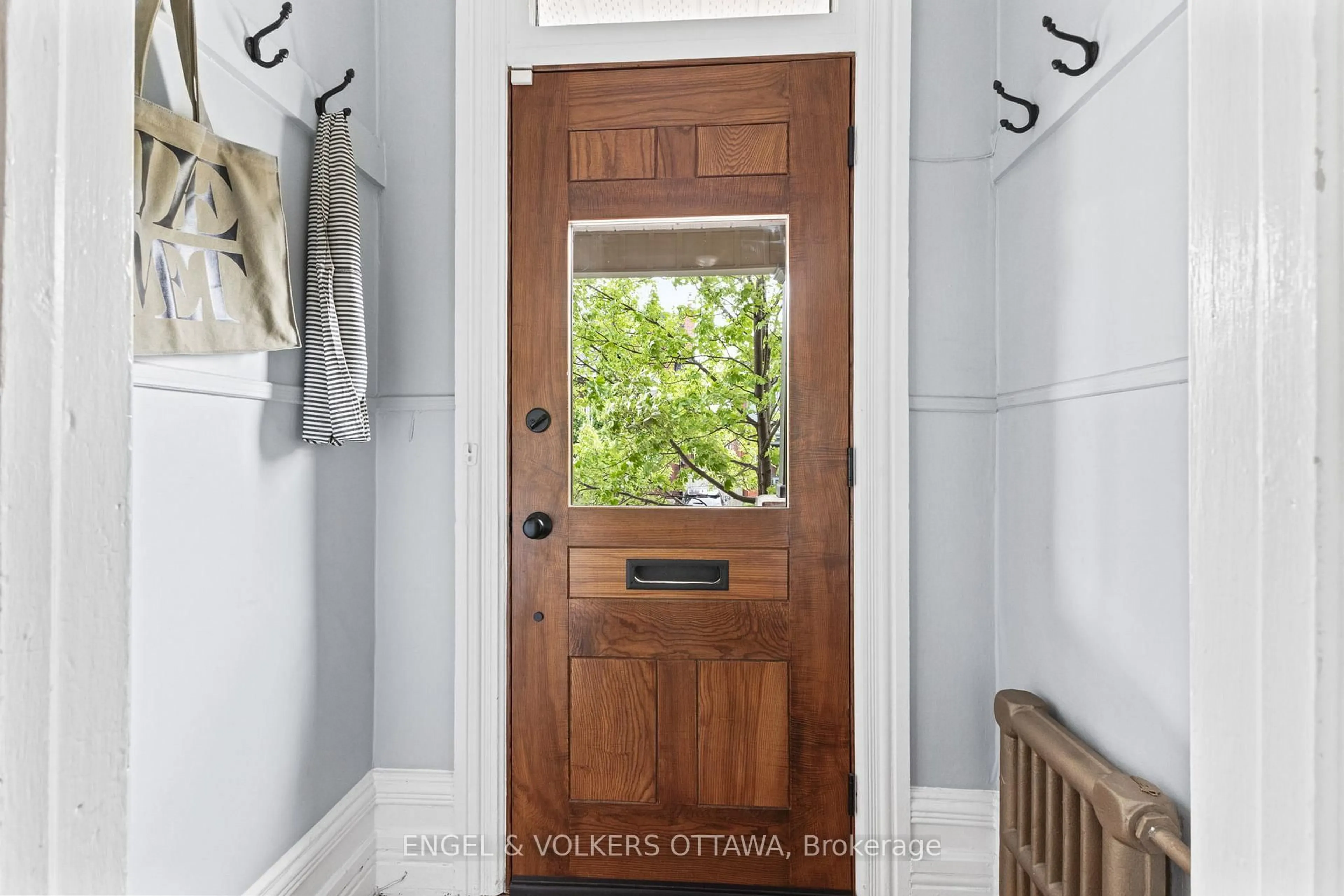Indoor entryway for 667 Gilmour St, Ottawa Ontario K1R 5L9
