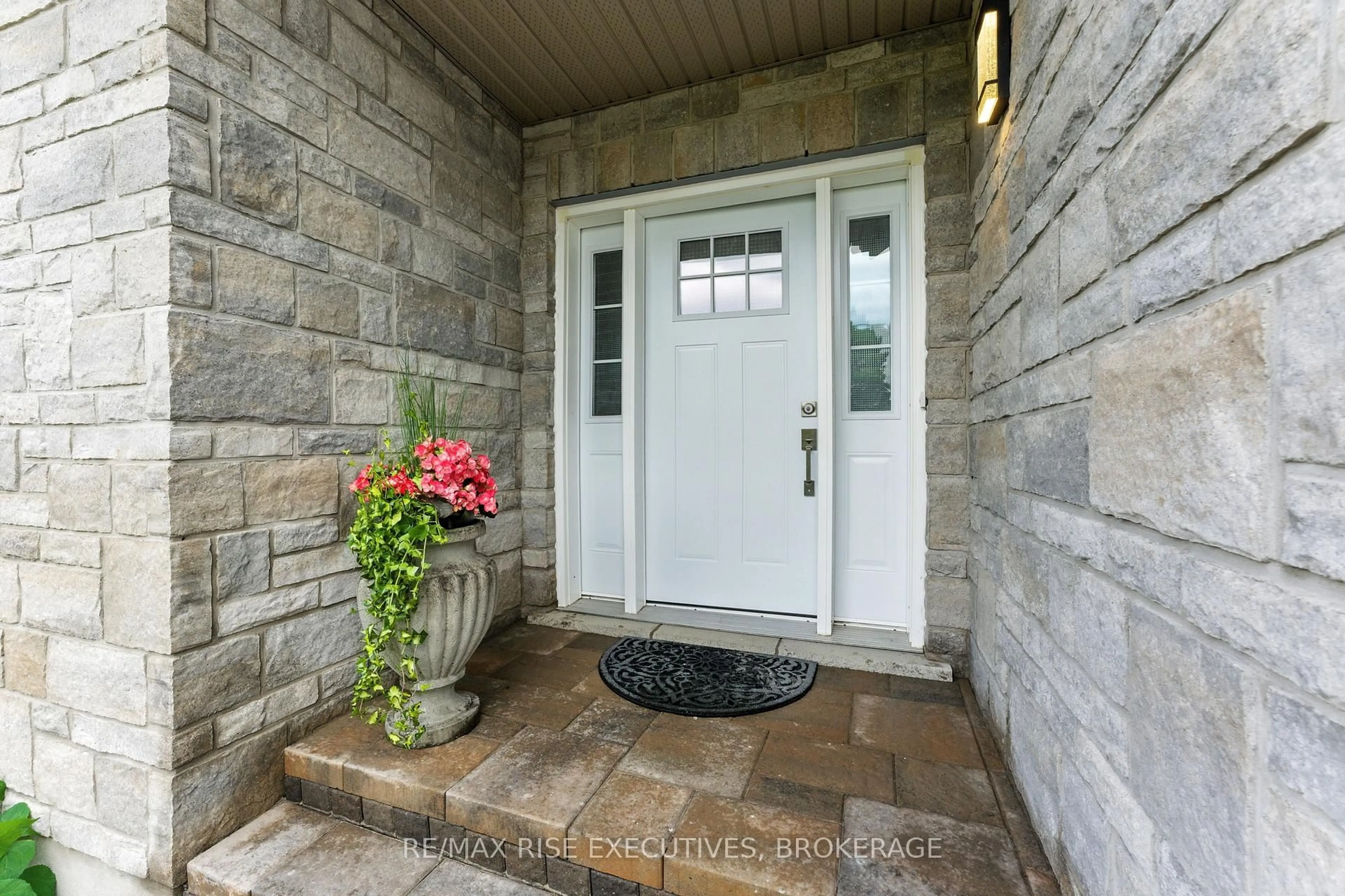 Indoor entryway for 734 Kananaskis Dr, Kingston Ontario K7P 0A9