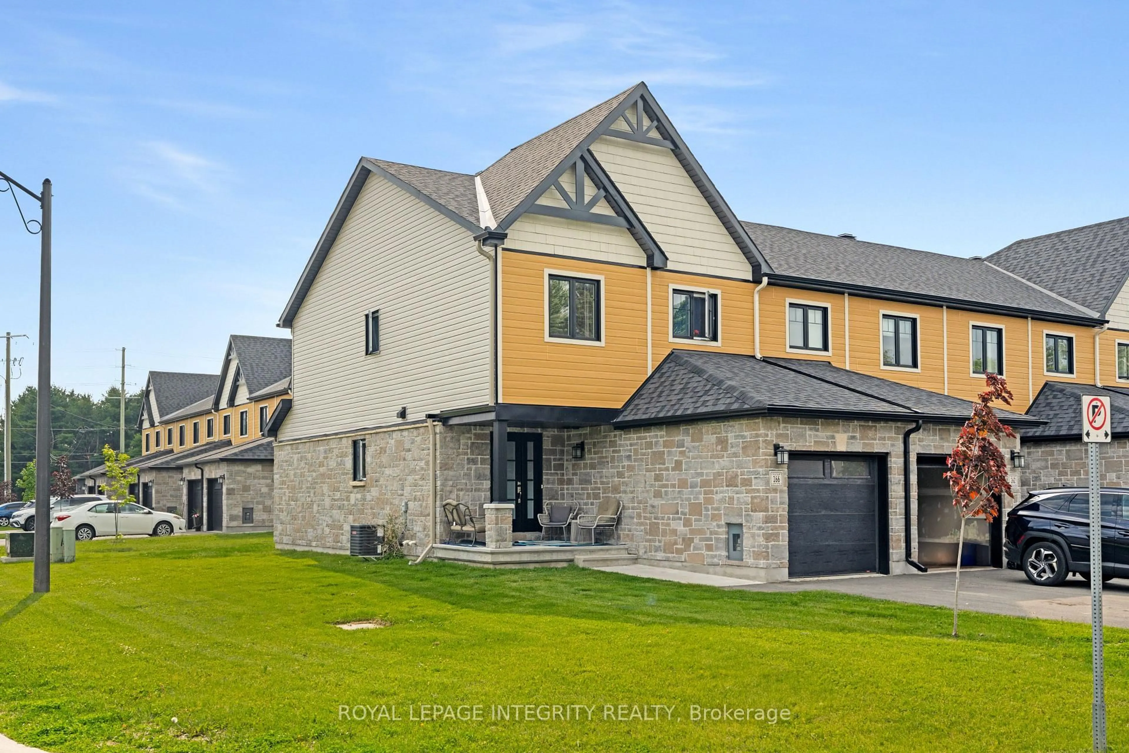 A pic from outside/outdoor area/front of a property/back of a property/a pic from drone, street for 166 Dion Ave, Clarence-Rockland Ontario K4K 0M2