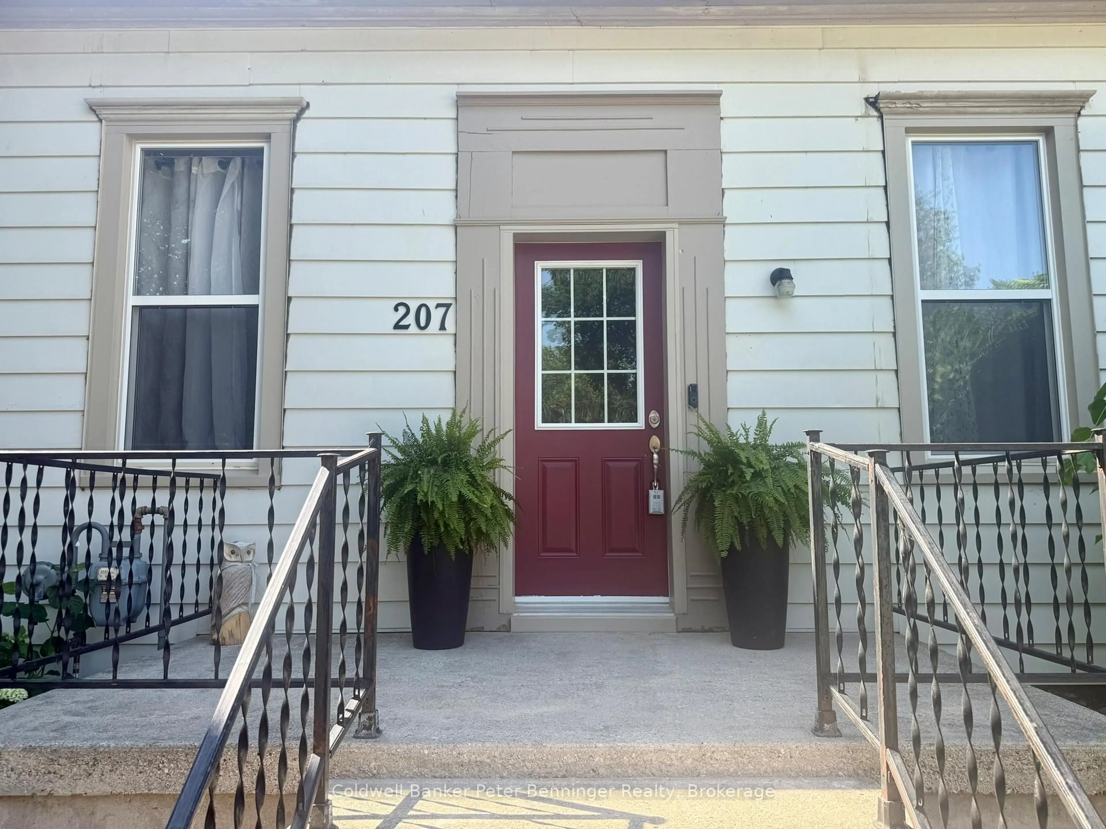Indoor entryway for 207 Joseph St, Brockton Ontario N0G 2V0