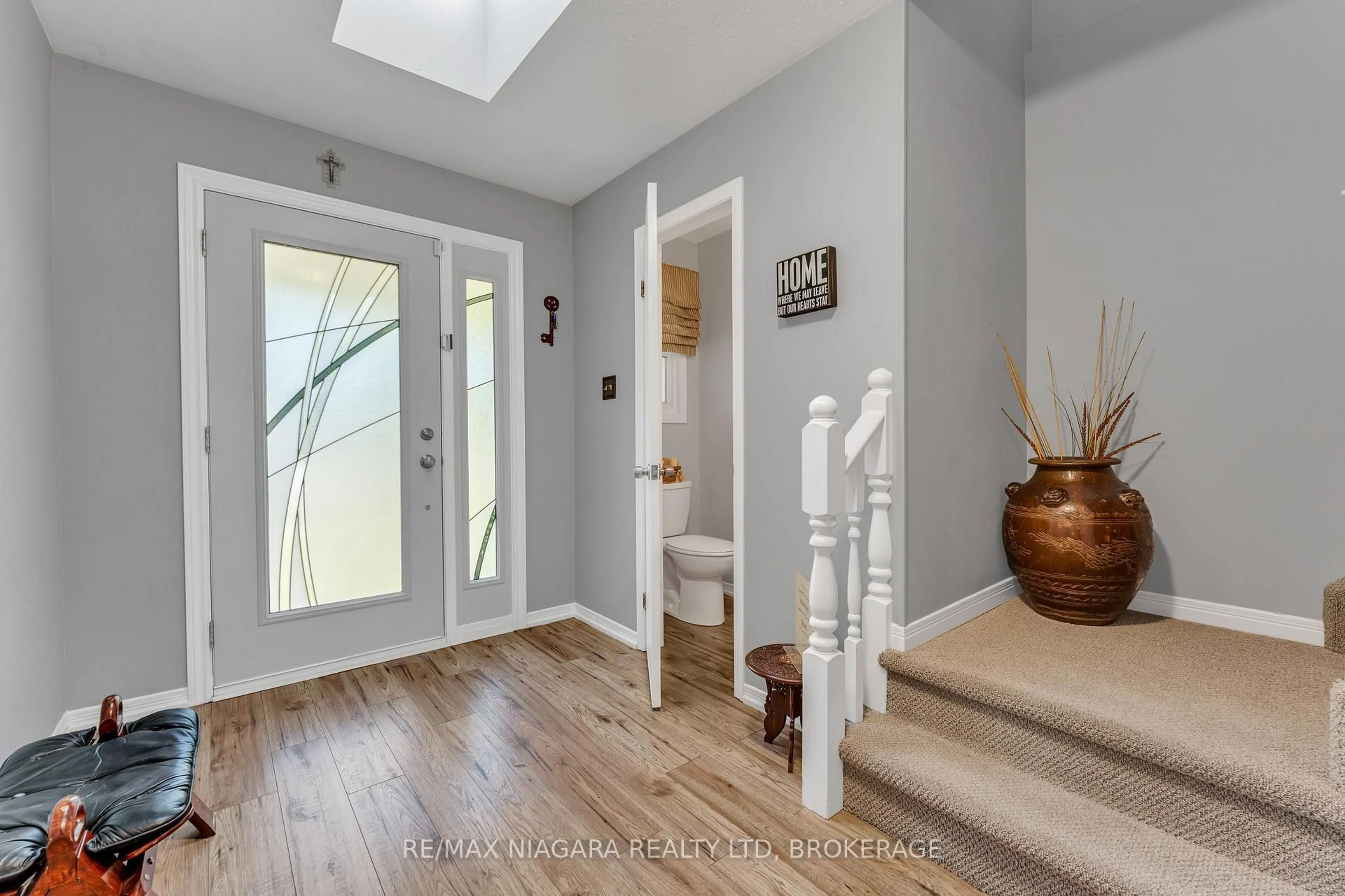 Indoor entryway for 642 Carlton Dr, St. Catharines Ontario L2M 4Y5