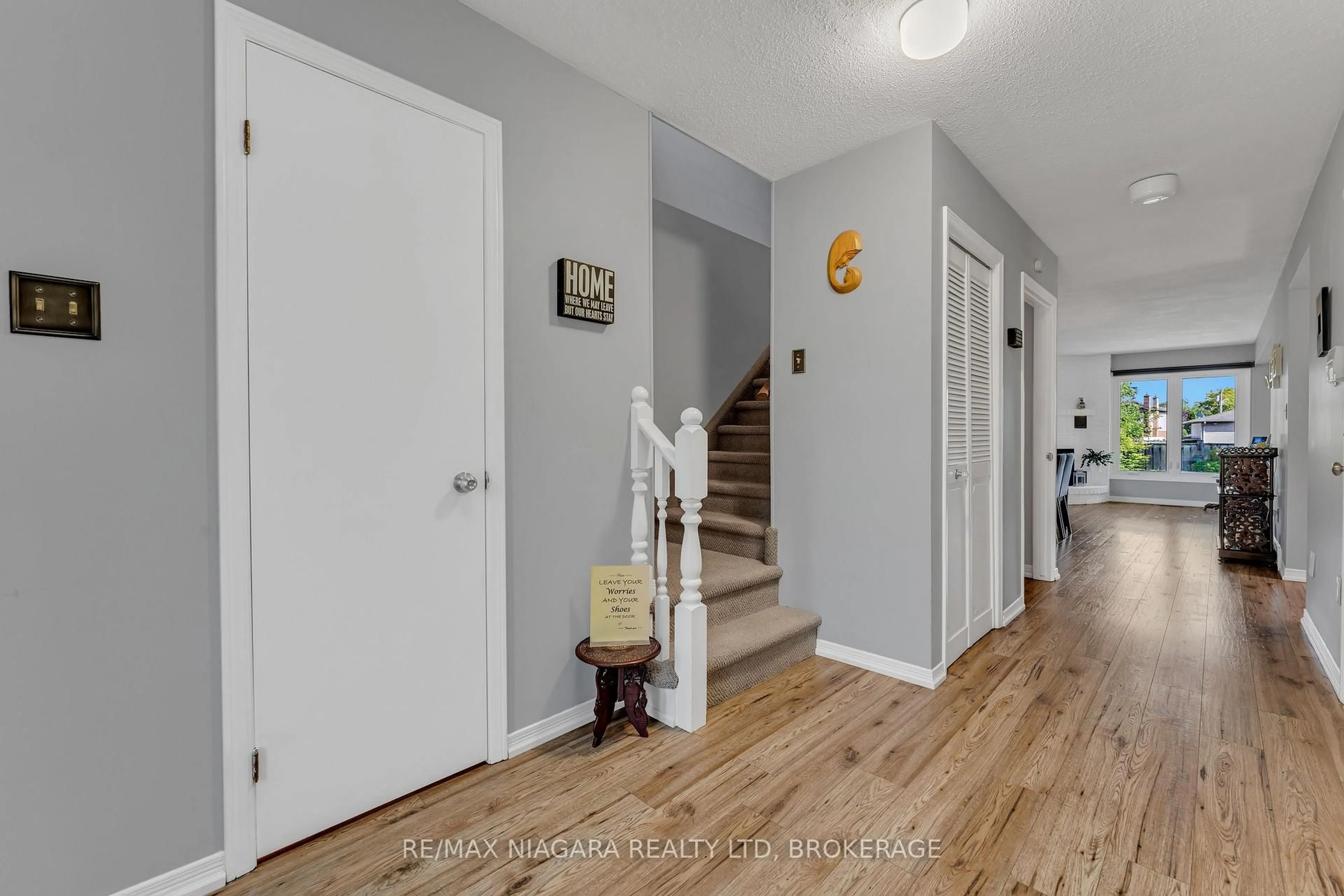 Indoor entryway for 642 Carlton Dr, St. Catharines Ontario L2M 4Y5