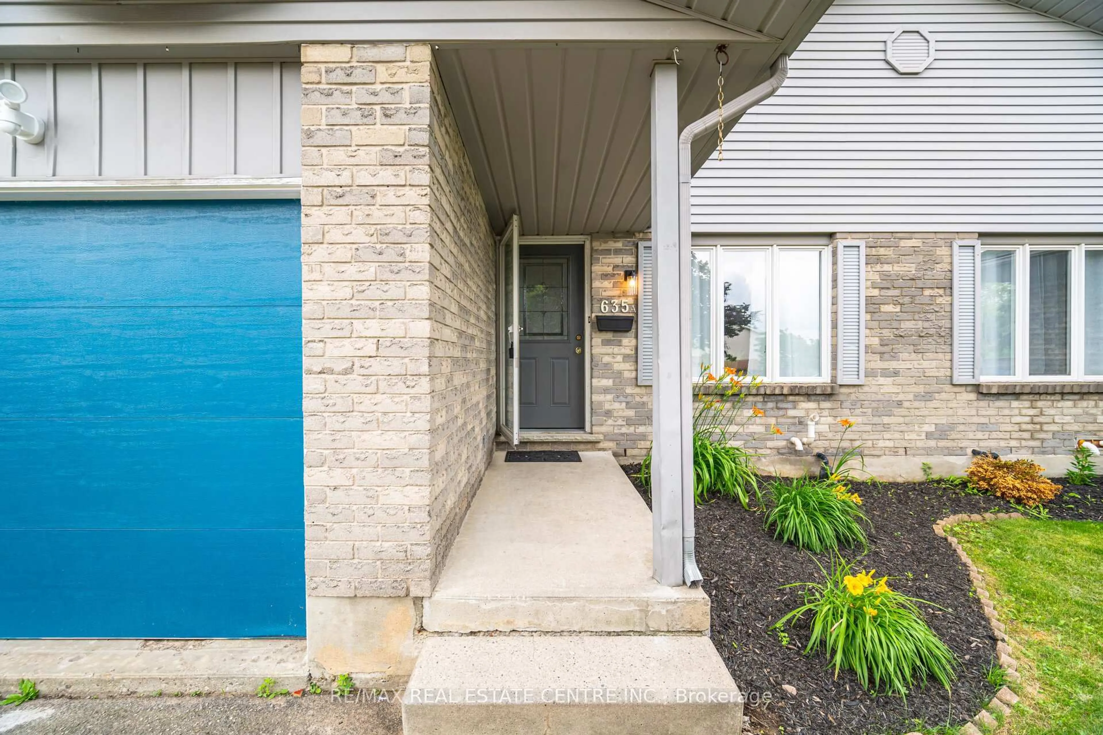 Indoor entryway for 635A Rummelhardt Dr, Waterloo Ontario N2T 2K4