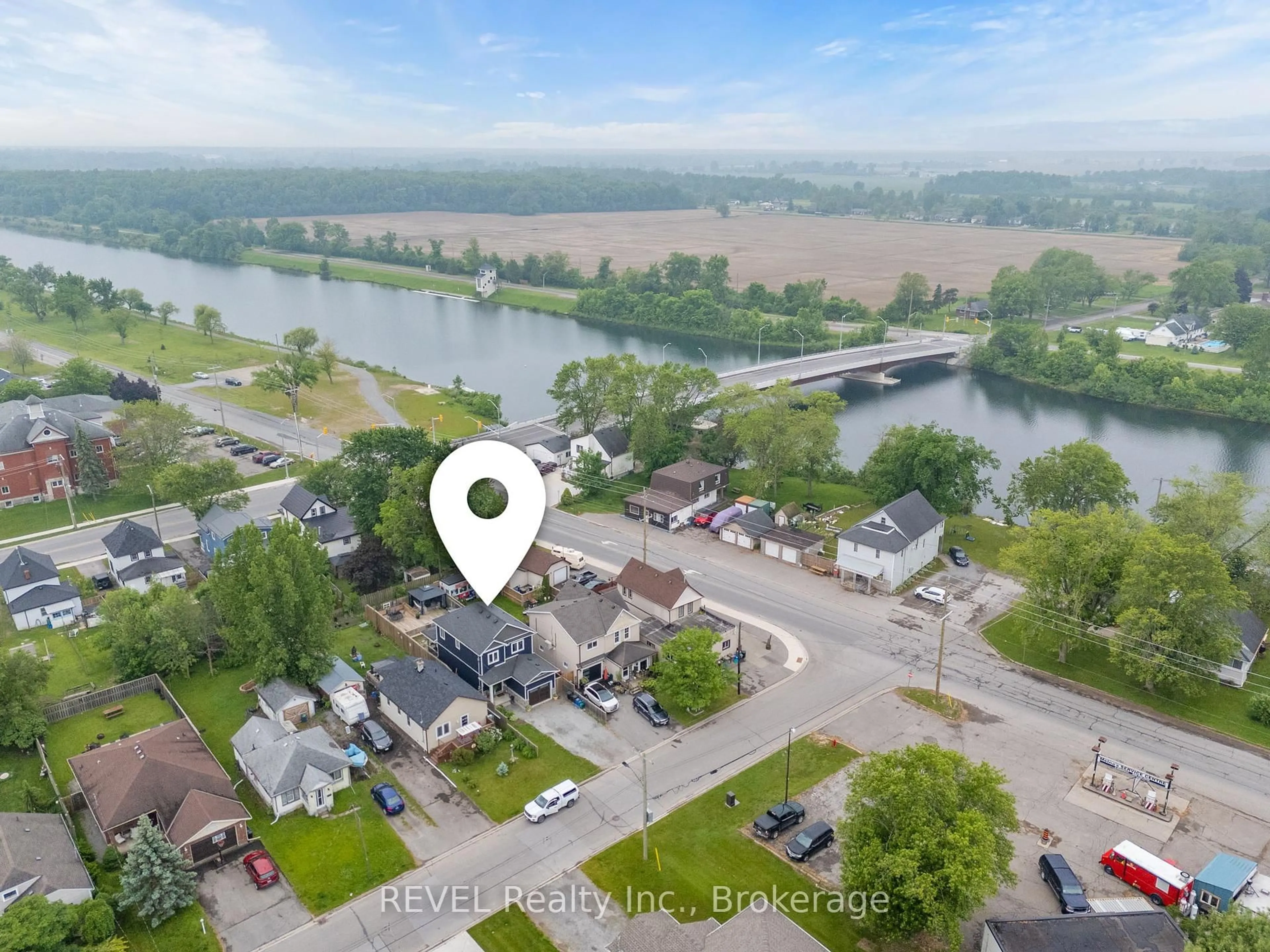 A pic from outside/outdoor area/front of a property/back of a property/a pic from drone, water/lake/river/ocean view for 15 Erie St, Welland Ontario L3B 5J6