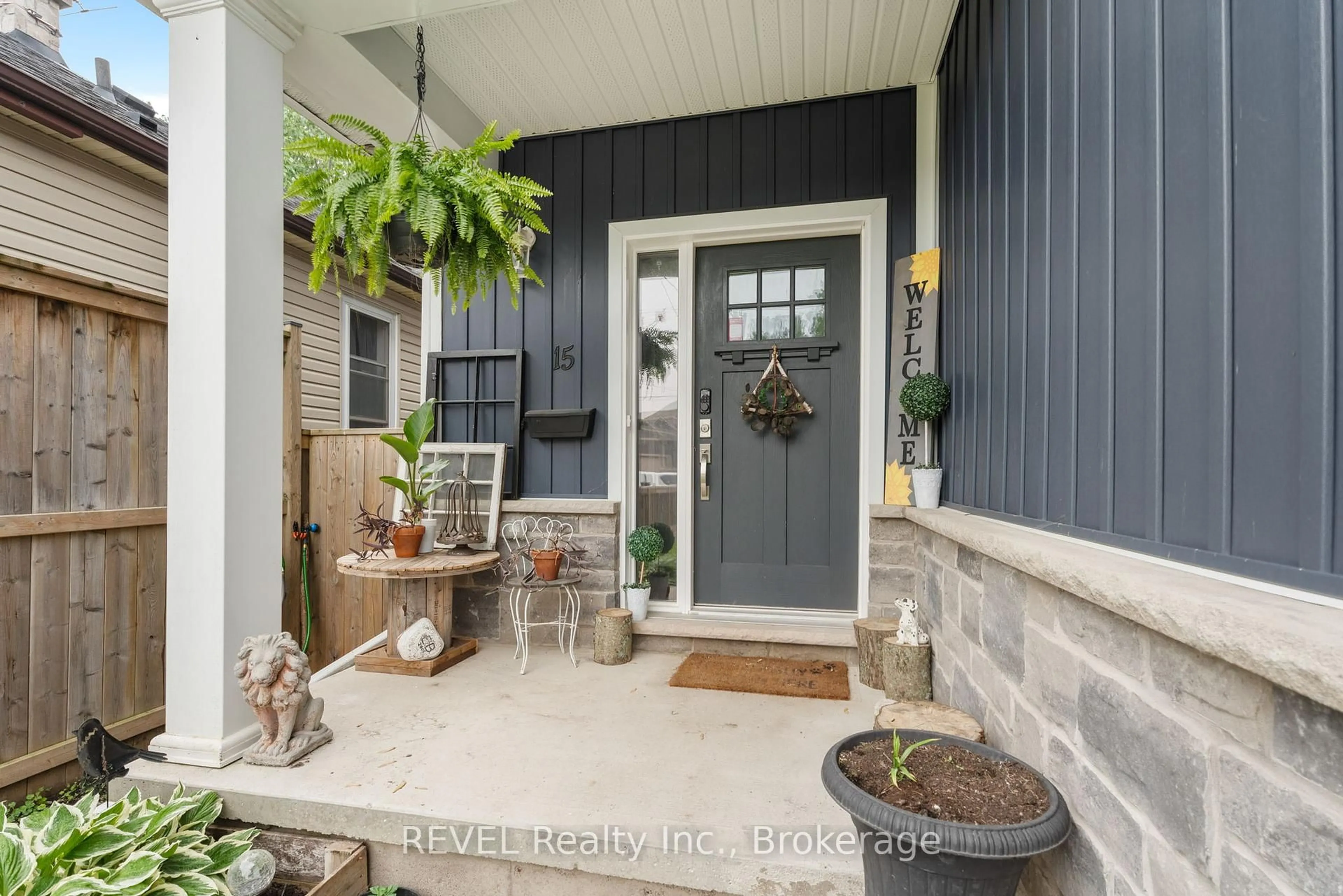 Indoor entryway for 15 Erie St, Welland Ontario L3B 5J6