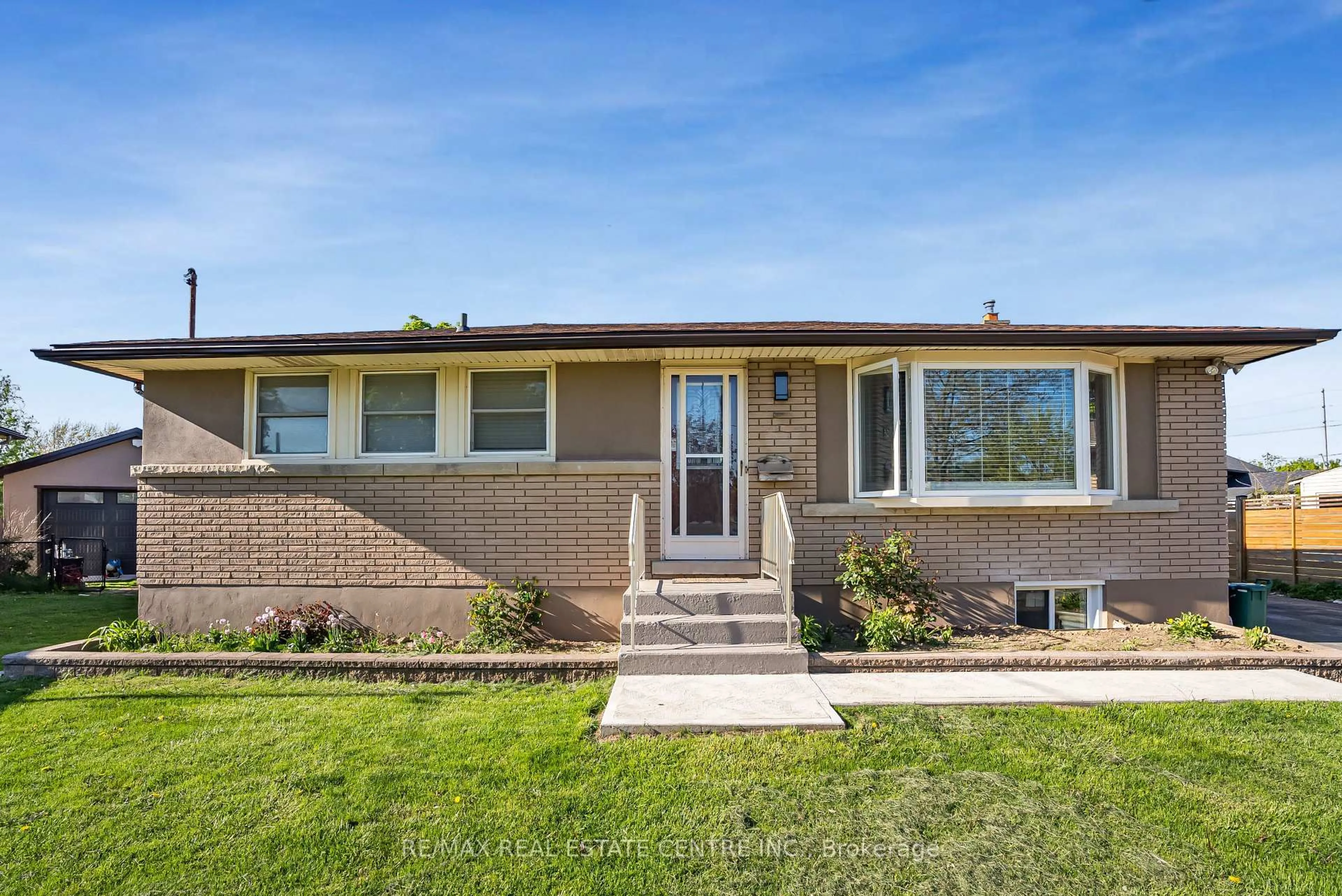 Home with brick exterior material, street for 37 Coronation Blvd, St. Catharines Ontario L2S 2V2
