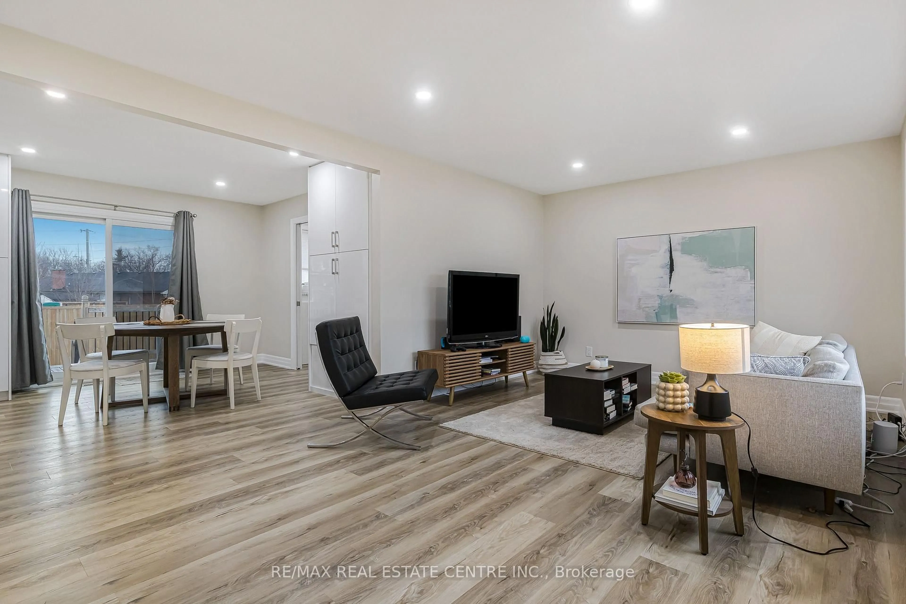 Living room with furniture, wood/laminate floor for 37 Coronation Blvd, St. Catharines Ontario L2S 2V2