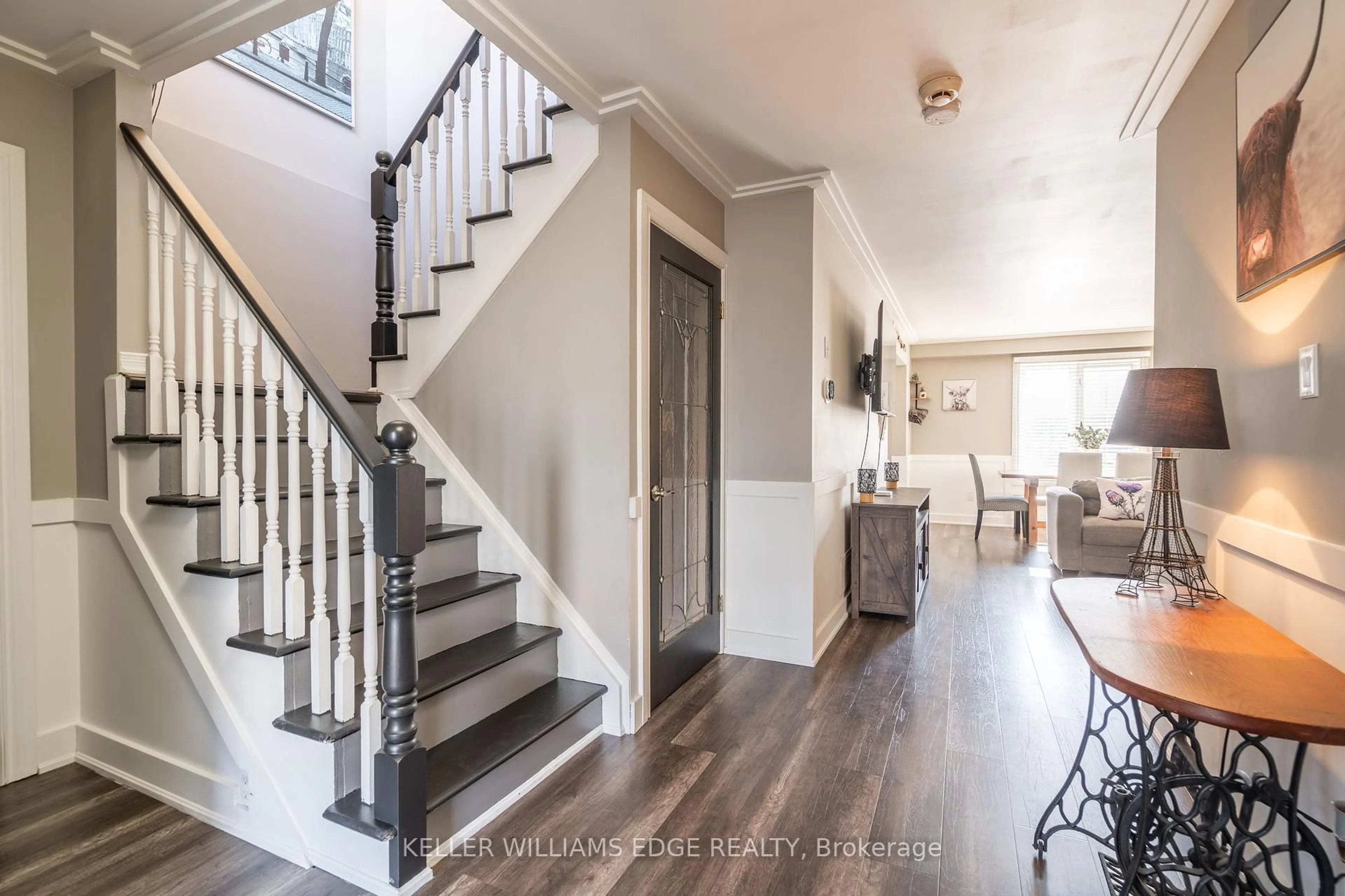 Indoor entryway for 2 Bronte Crt, Hamilton Ontario L9H 7N2
