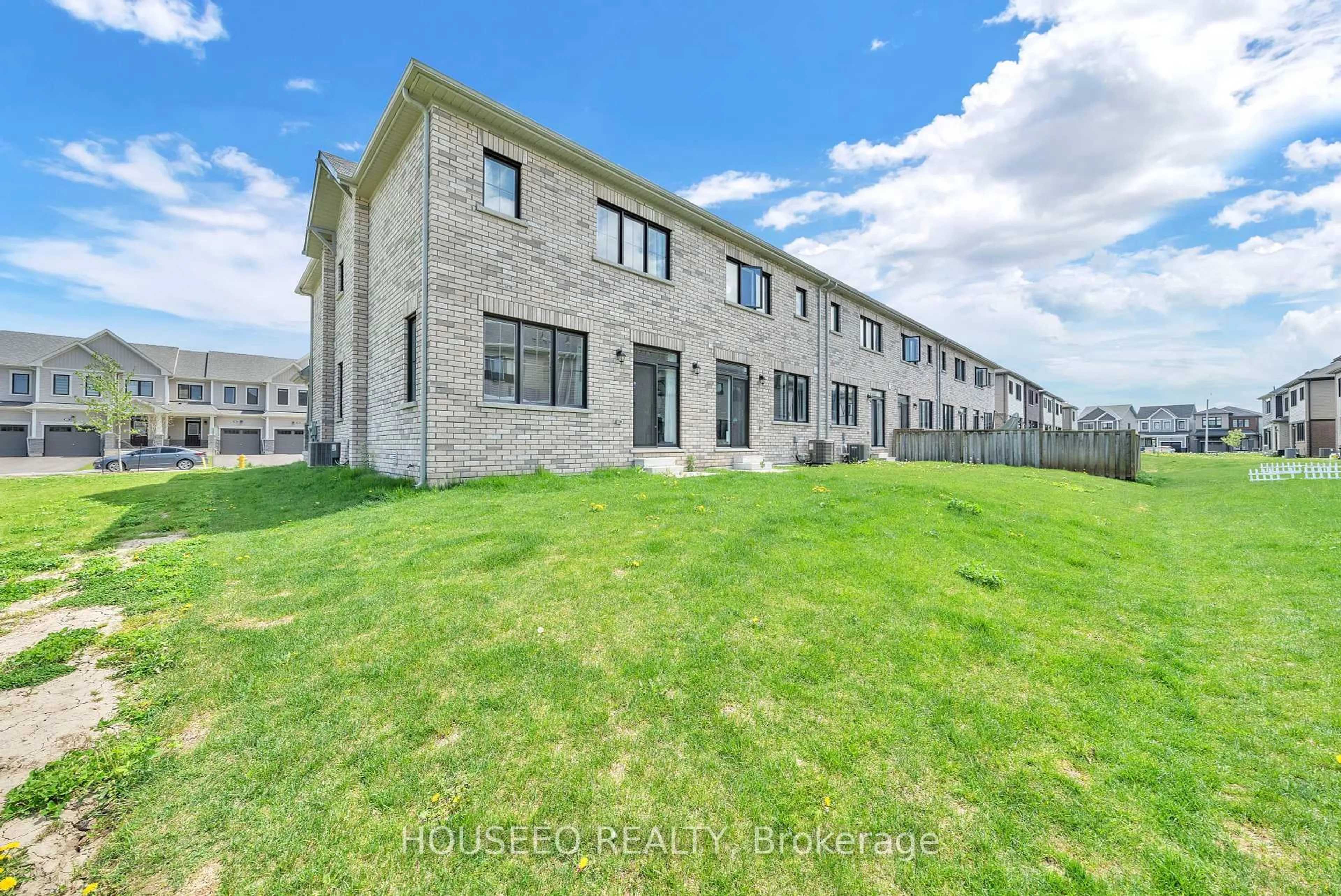 A pic from outside/outdoor area/front of a property/back of a property/a pic from drone, building for 35 CONCORD Dr, Thorold Ontario L2V 0K8