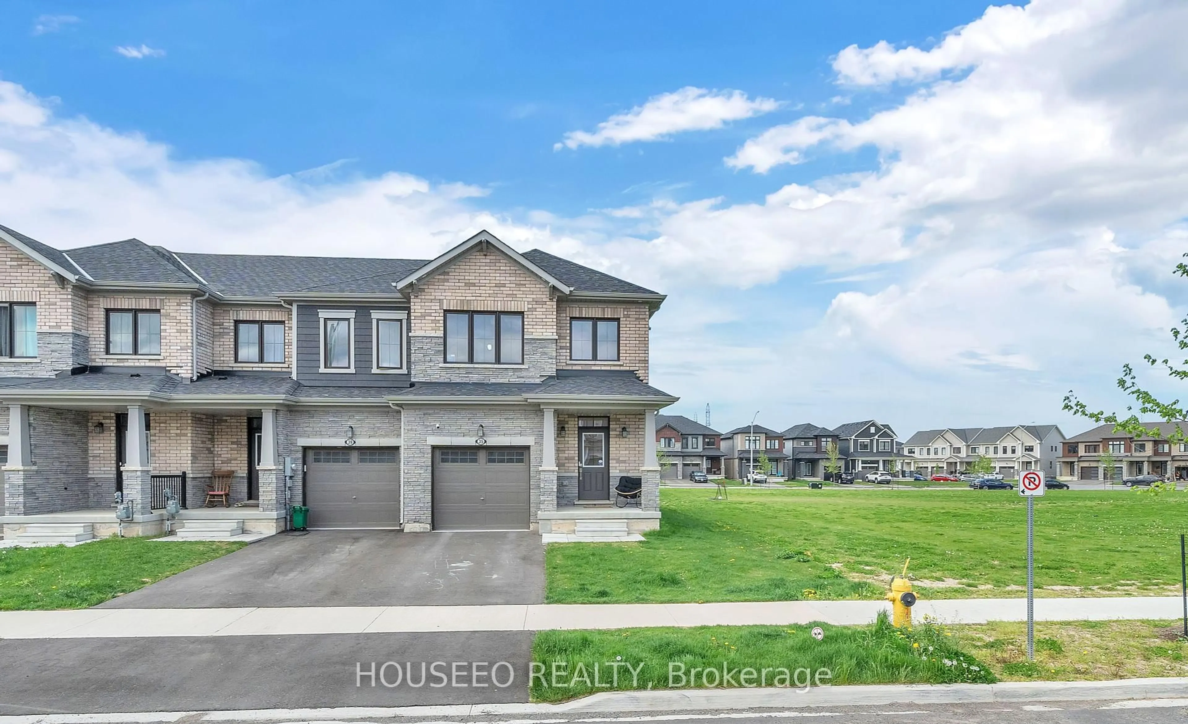 A pic from outside/outdoor area/front of a property/back of a property/a pic from drone, street for 35 CONCORD Dr, Thorold Ontario L2V 0K8