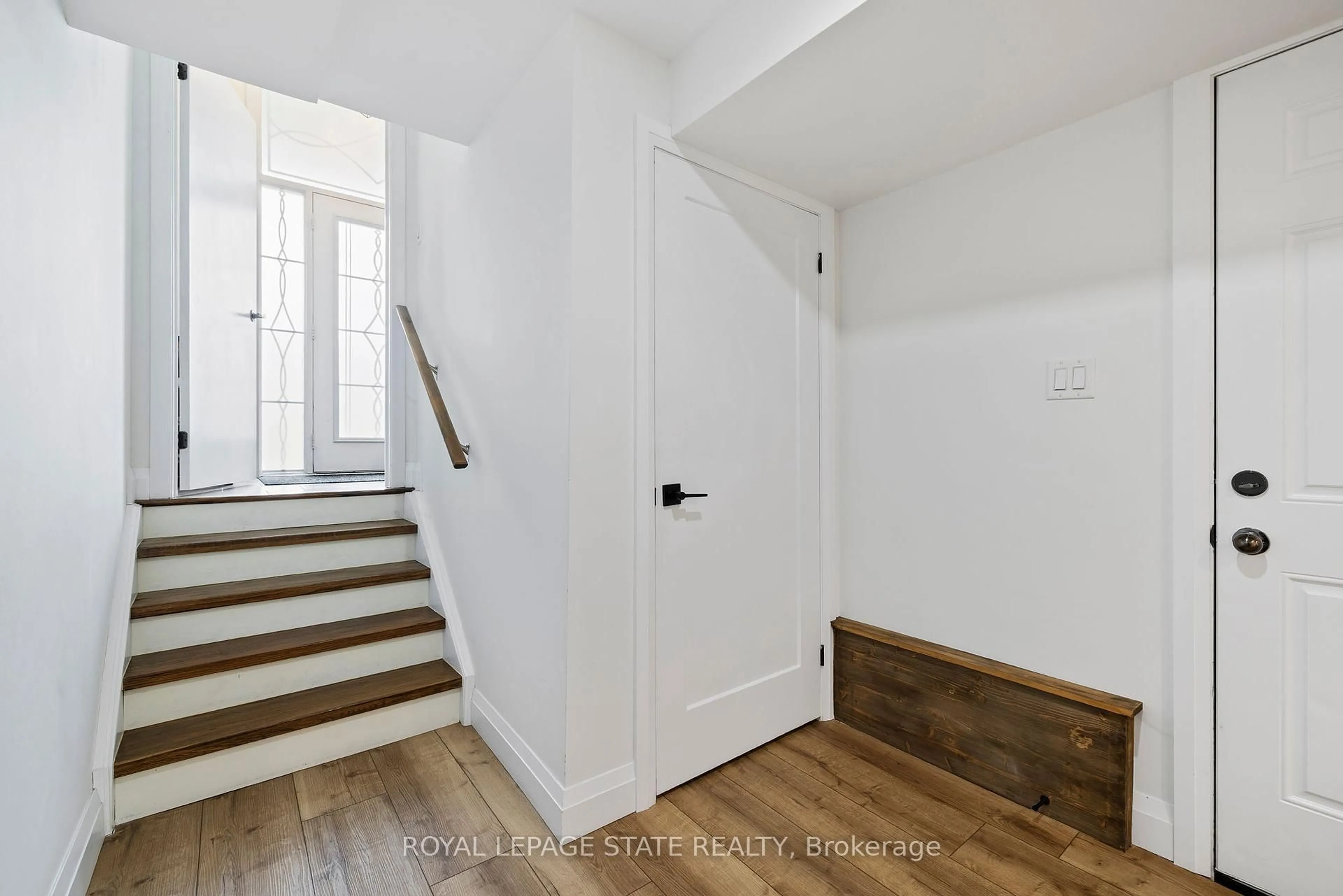 Indoor entryway for 136 Crafter Cres, Hamilton Ontario L8J 0H8