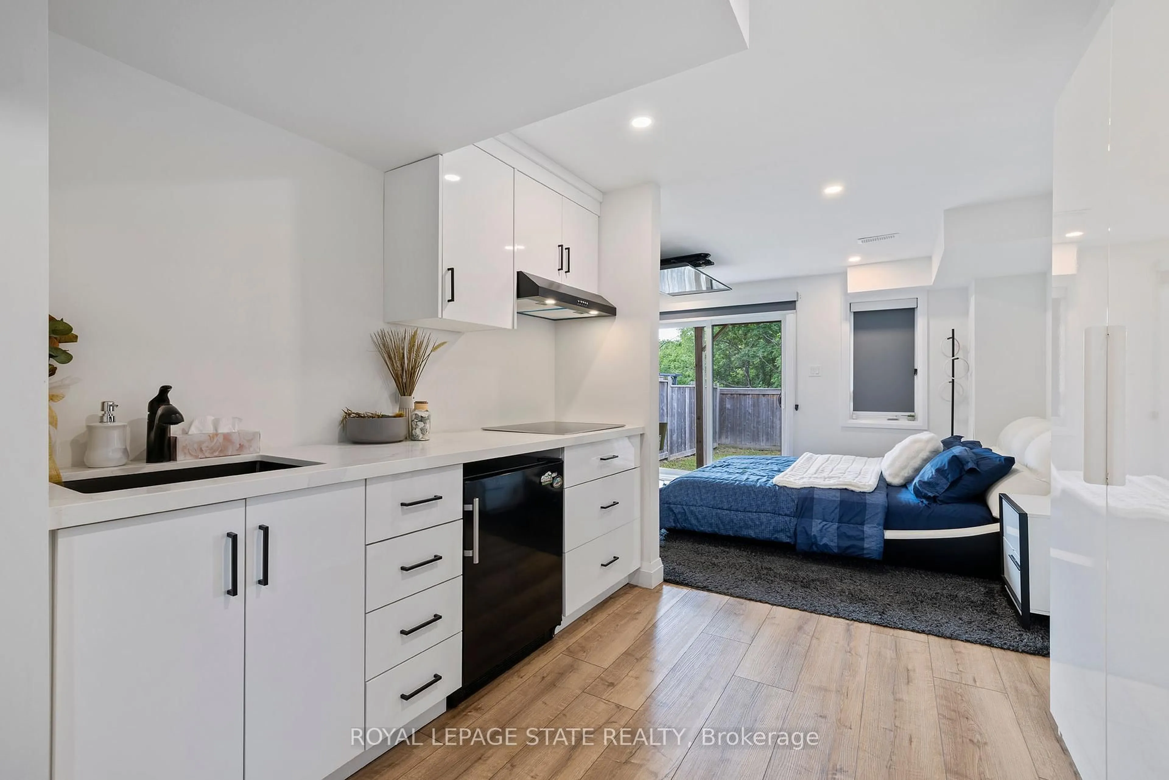 Open concept kitchen, unknown for 136 Crafter Cres, Hamilton Ontario L8J 0H8