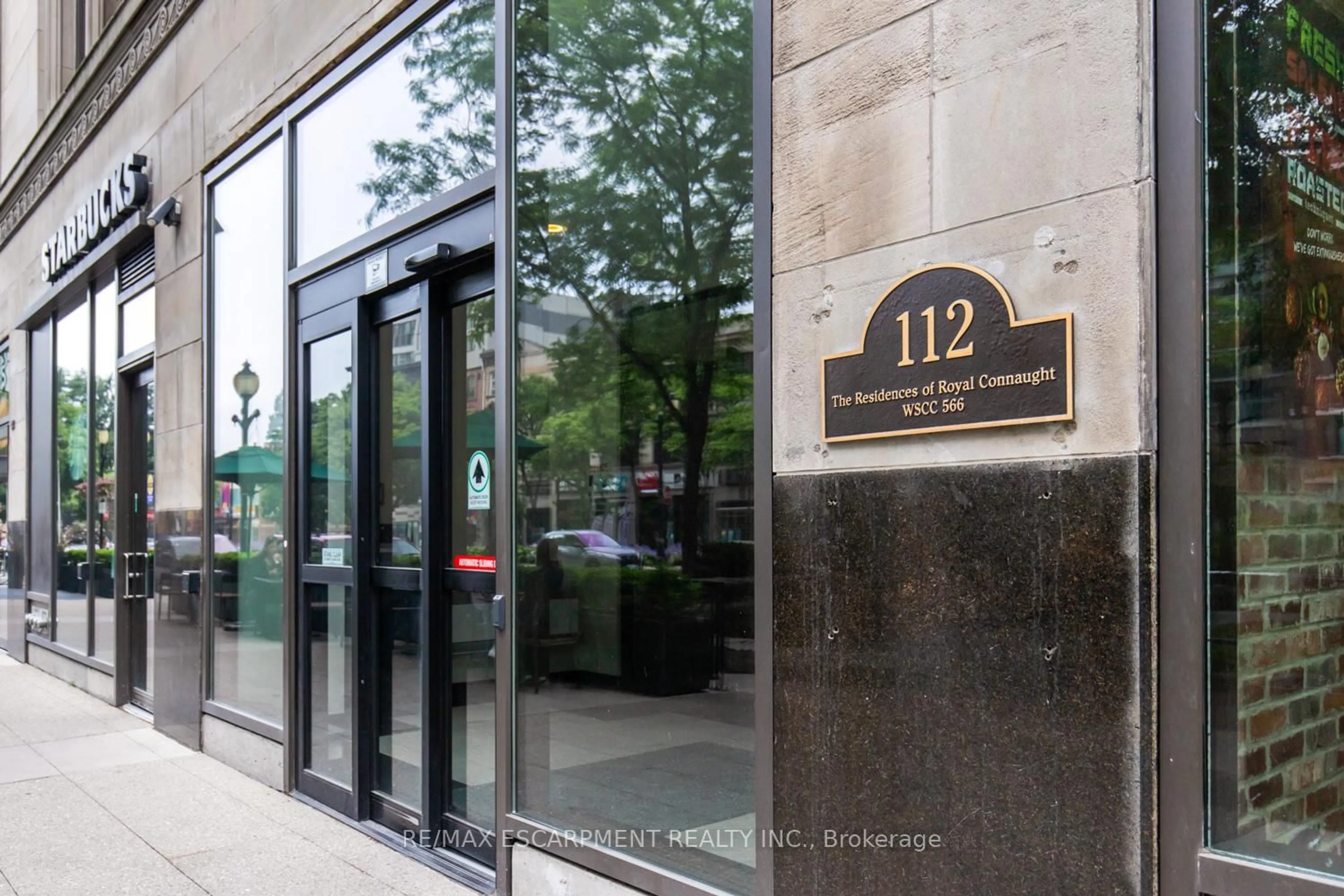 Indoor foyer for 112 King St #1003, Hamilton Ontario L8N 1A8