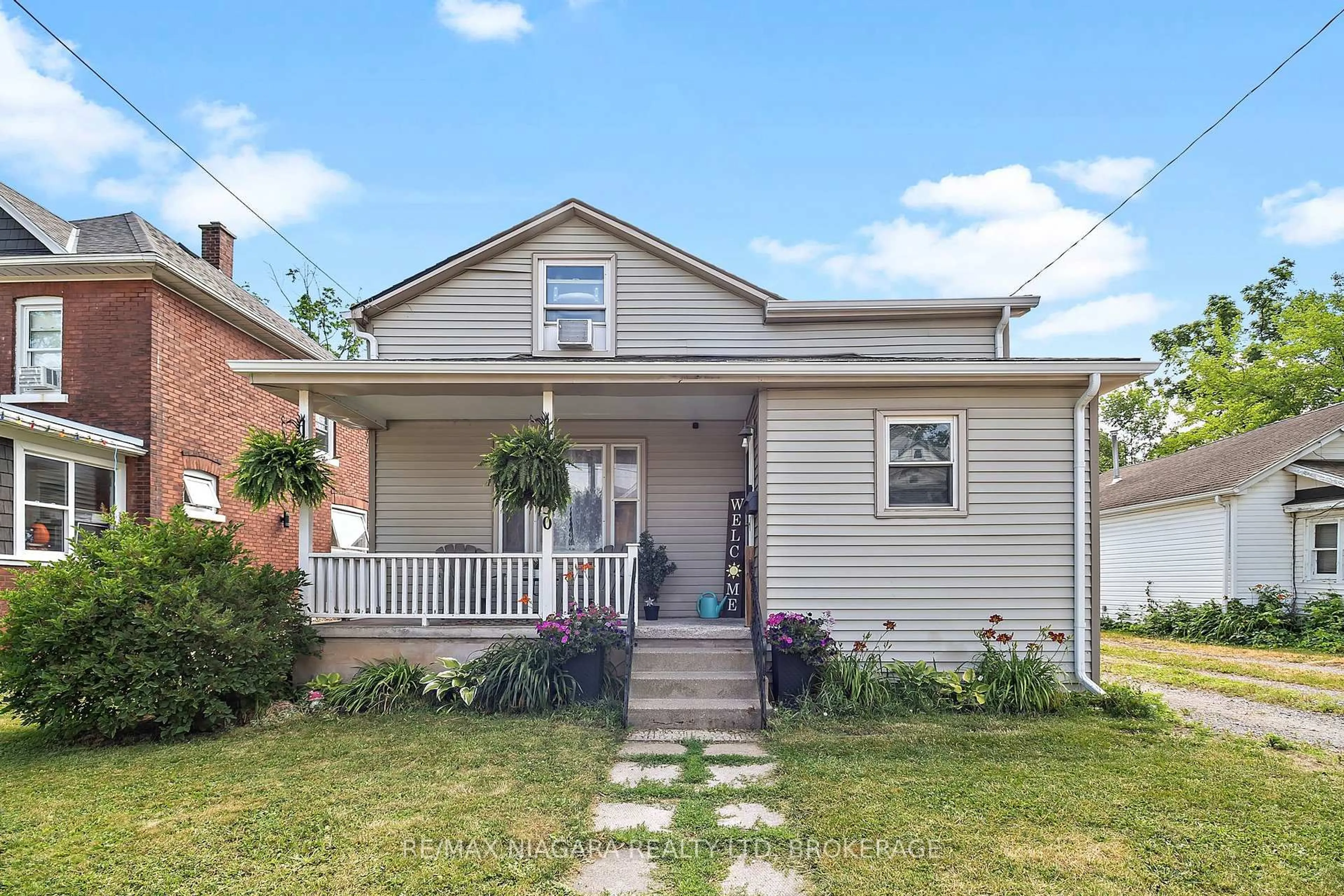 Home with vinyl exterior material, street for 50 Ross St, Welland Ontario L3B 2M6