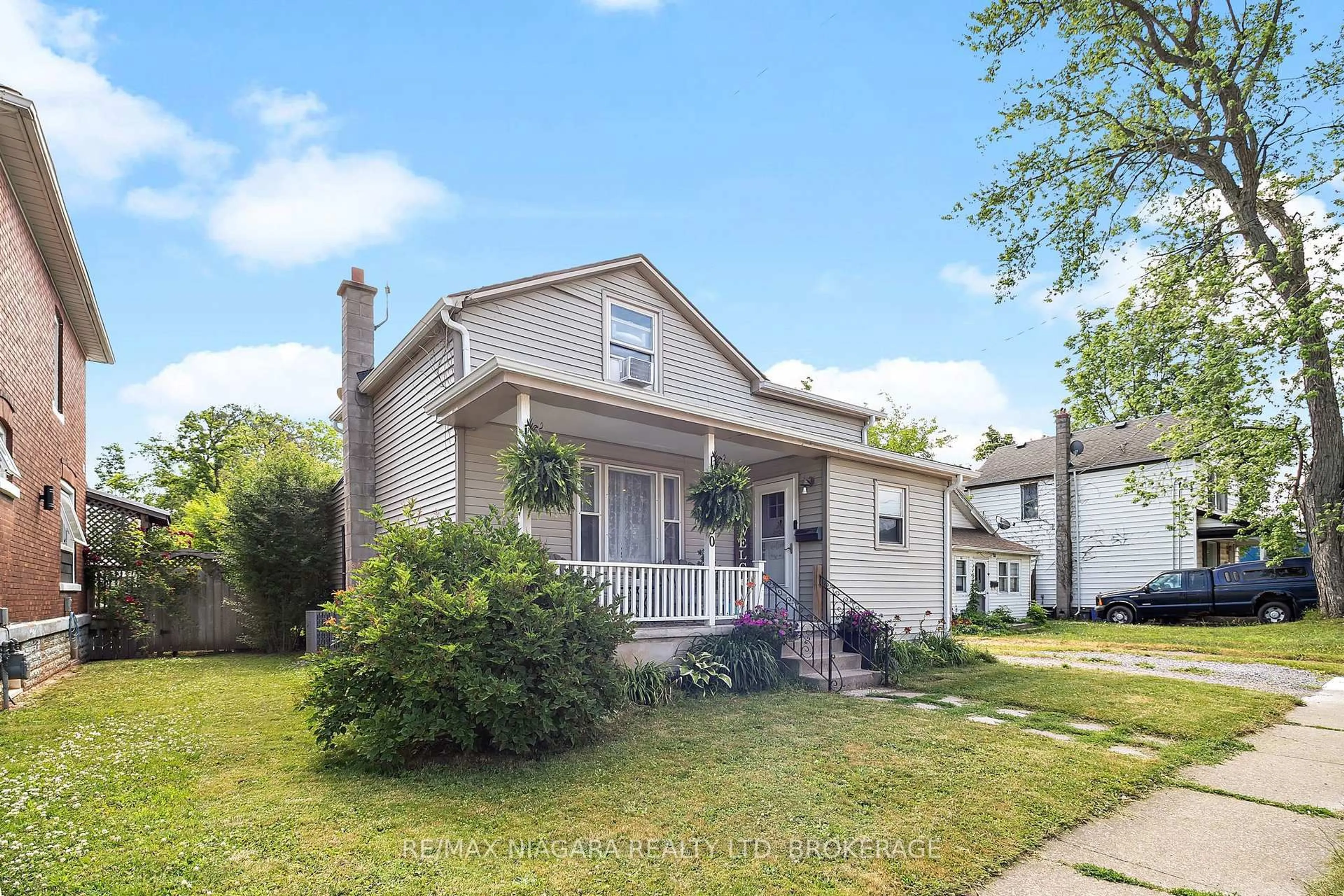 Home with vinyl exterior material, street for 50 Ross St, Welland Ontario L3B 2M6