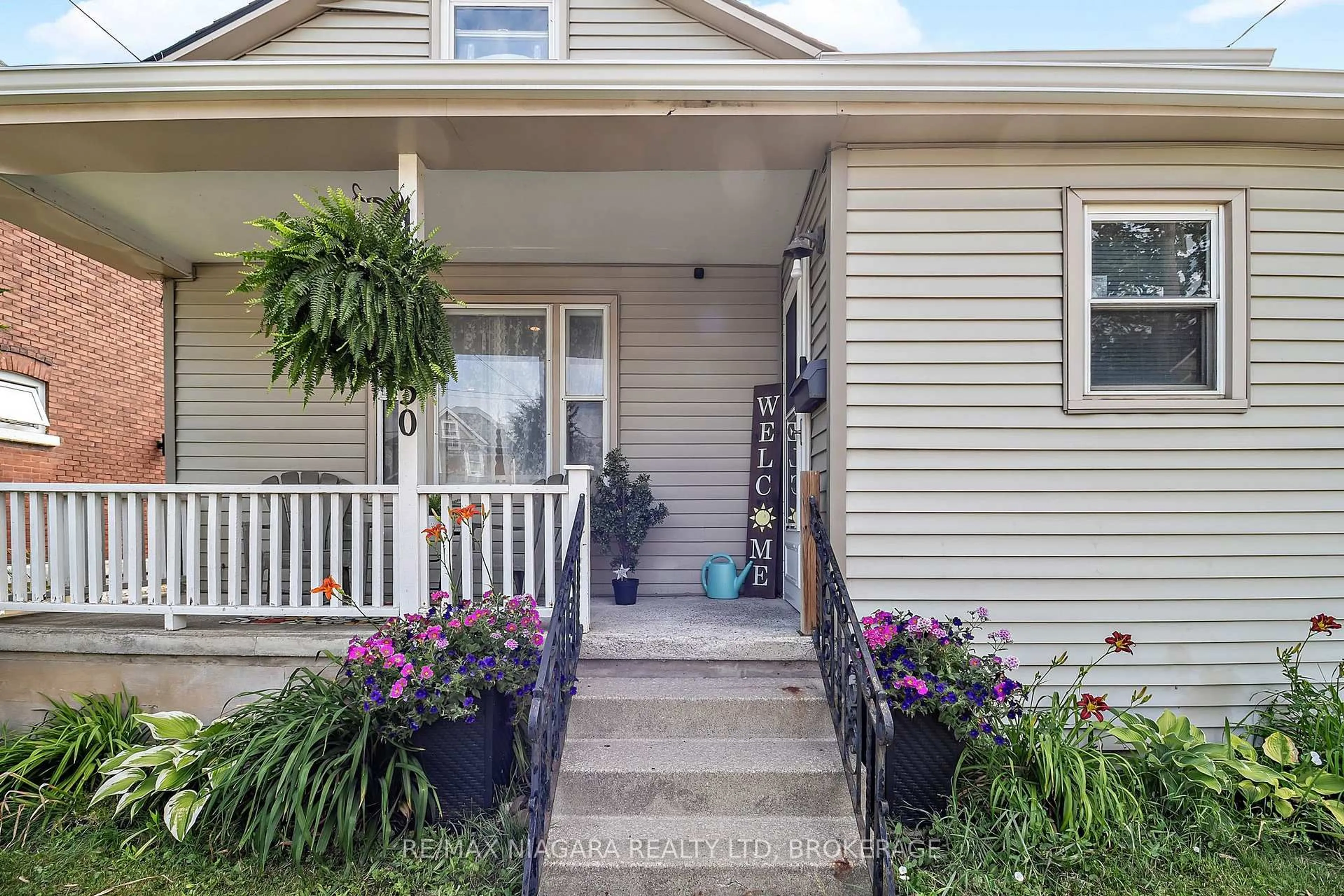 Home with vinyl exterior material, street for 50 Ross St, Welland Ontario L3B 2M6