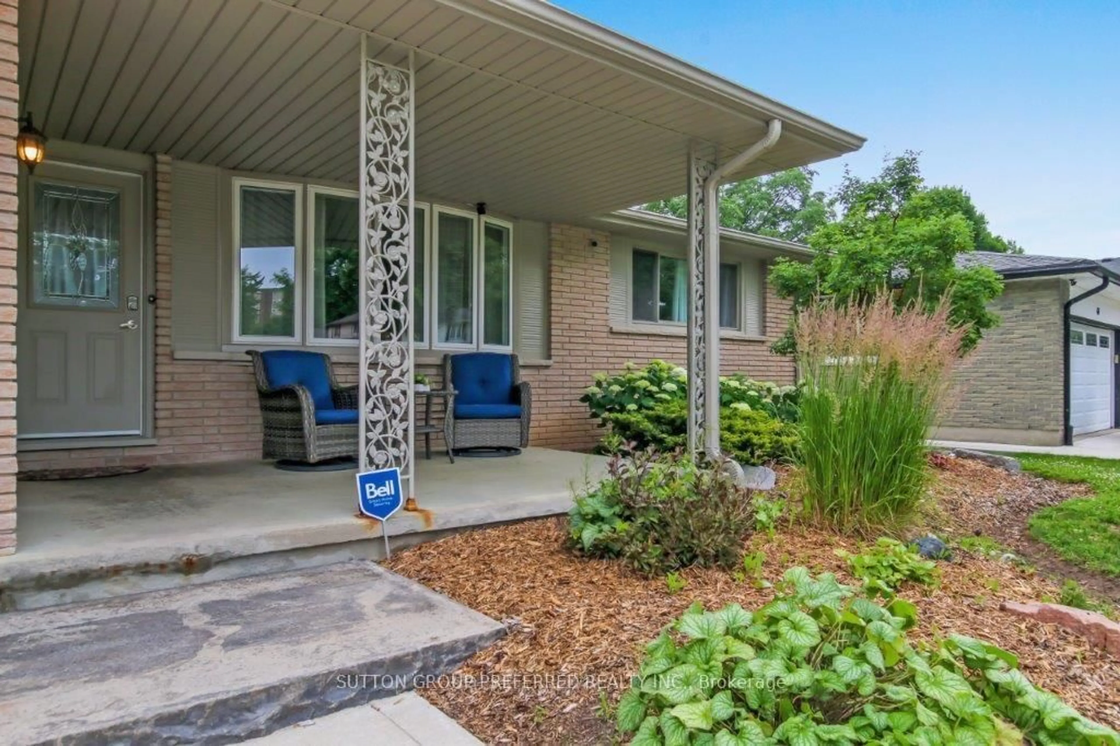 Patio, street for 60 Fox Mill Cres, London South Ontario N6J 2B4
