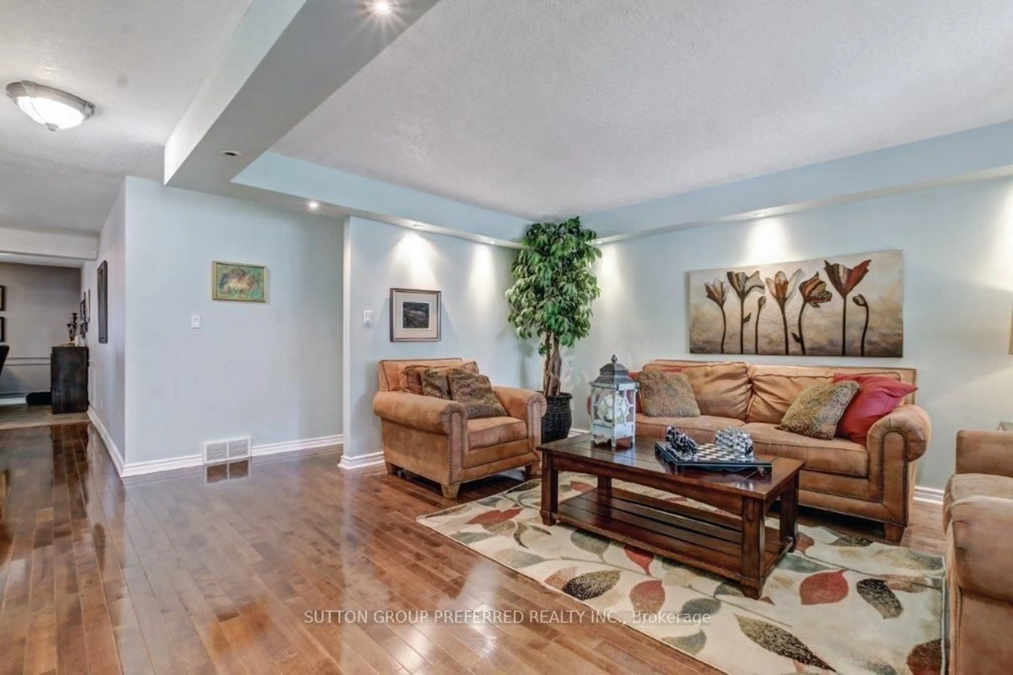 Living room with furniture, wood/laminate floor for 60 Fox Mill Cres, London South Ontario N6J 2B4