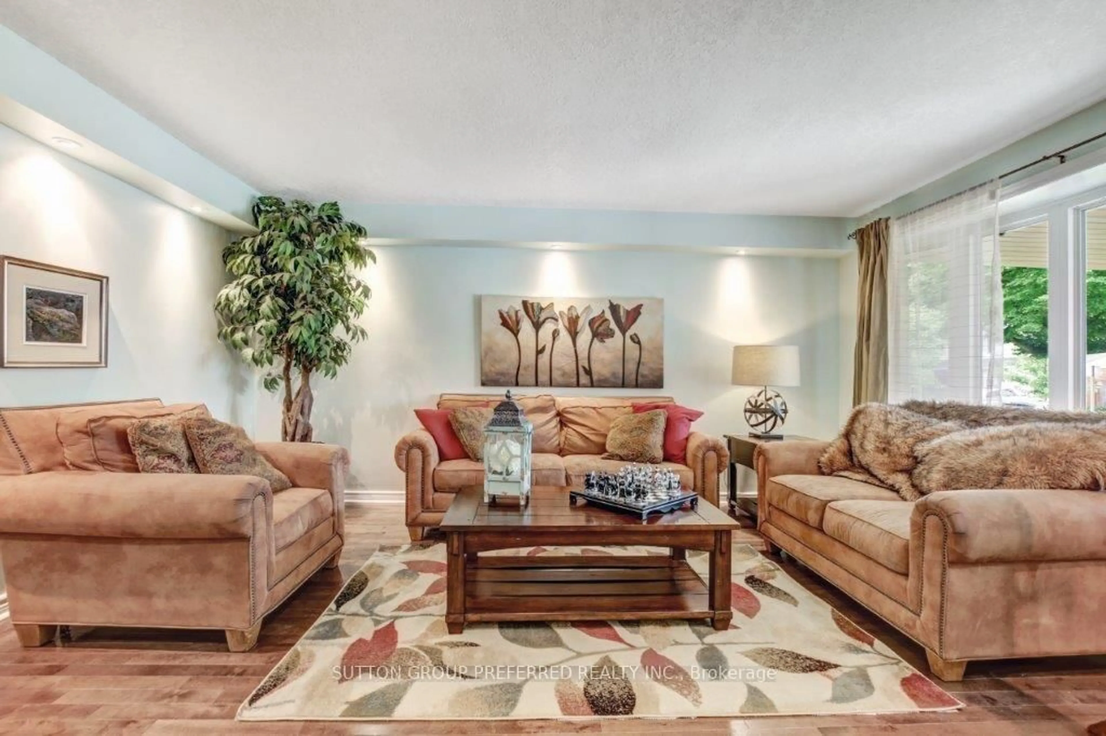 Living room with furniture, carpet floor for 60 Fox Mill Cres, London South Ontario N6J 2B4