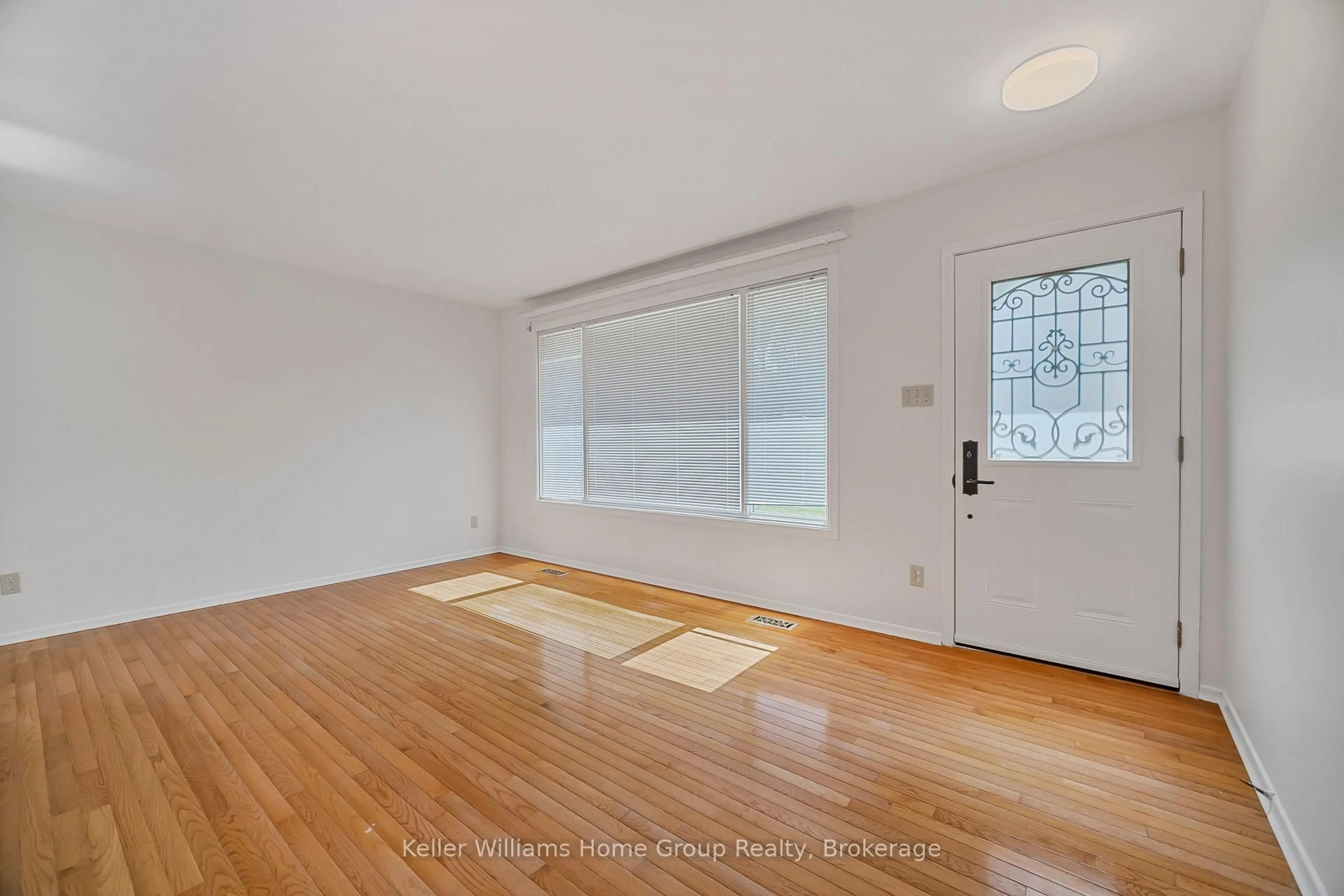 Indoor entryway for 155 Berwick St, Woodstock Ontario N4S 7L6
