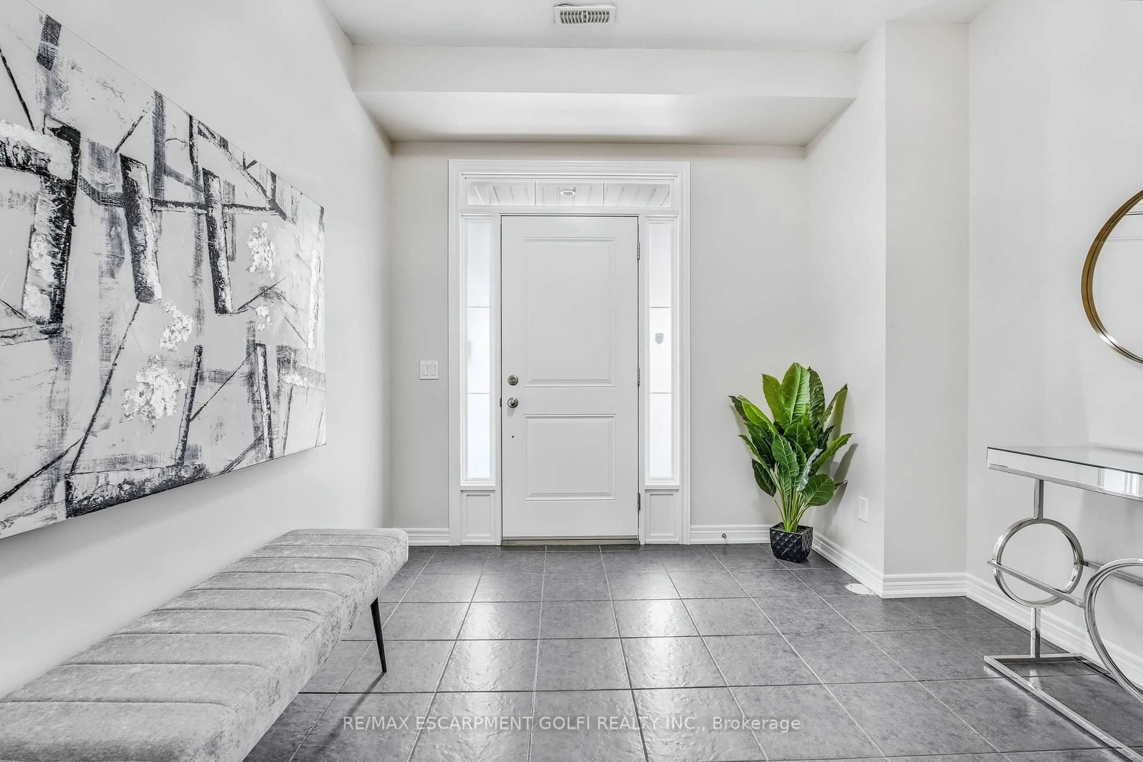 Indoor entryway for 16 Lakefront Dr, Hamilton Ontario L8E 0J3