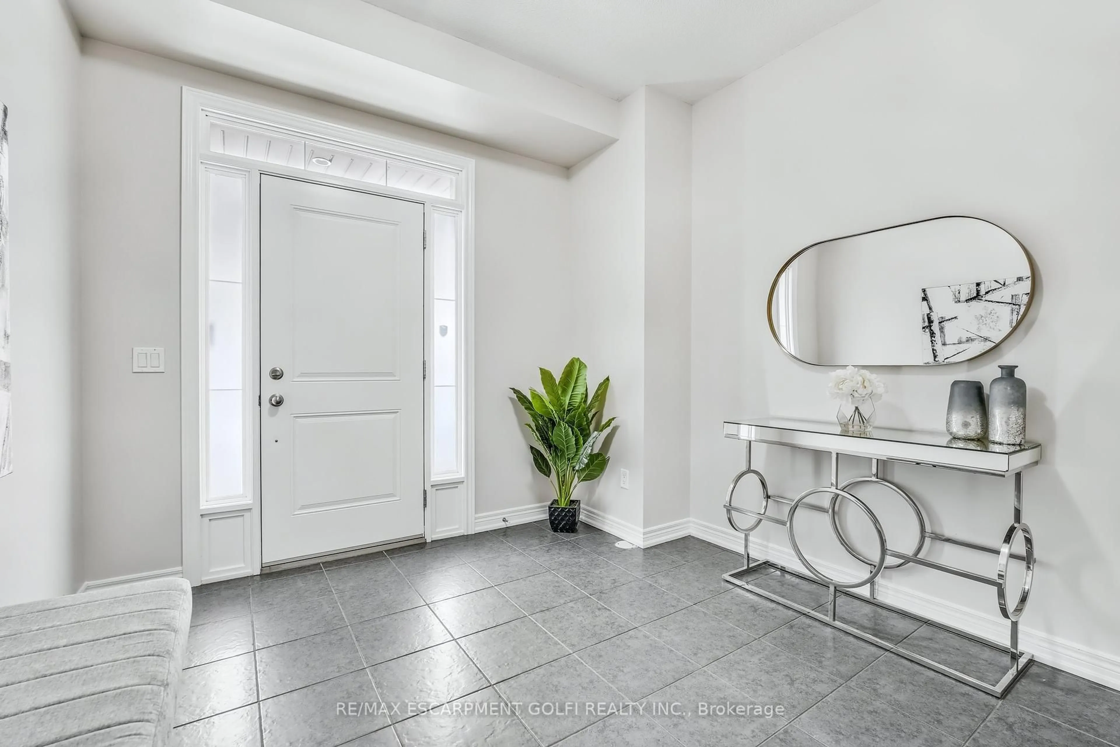 Indoor entryway for 16 Lakefront Dr, Hamilton Ontario L8E 0J3