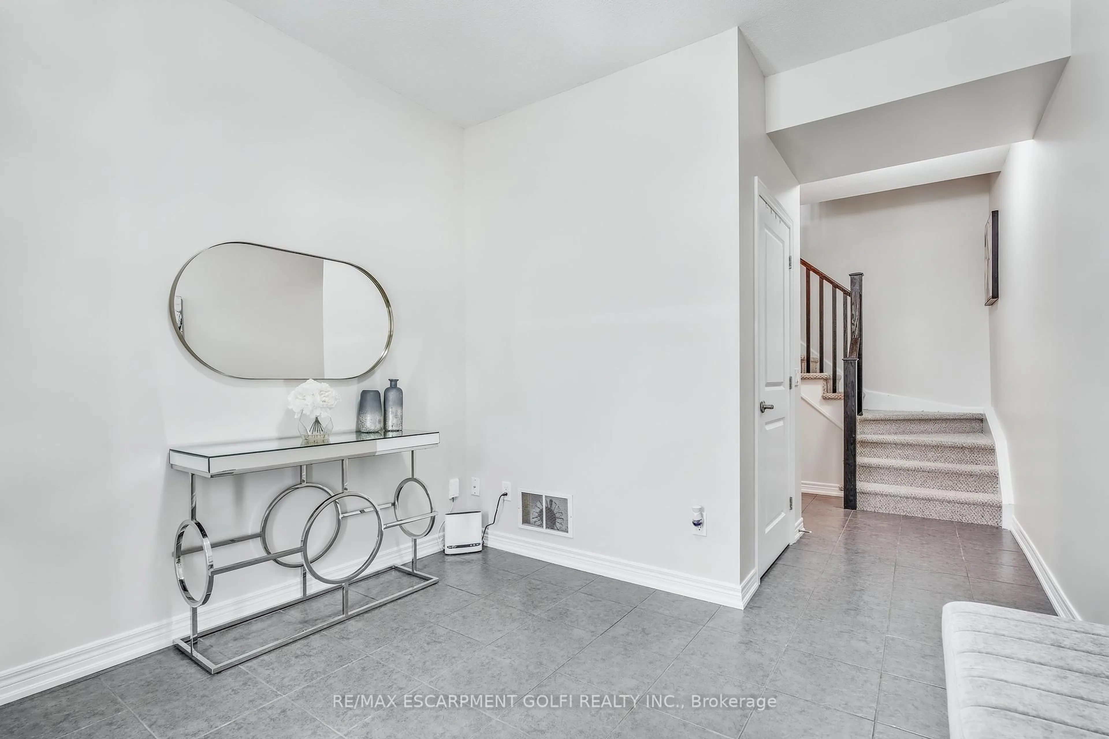 Indoor entryway for 16 Lakefront Dr, Hamilton Ontario L8E 0J3