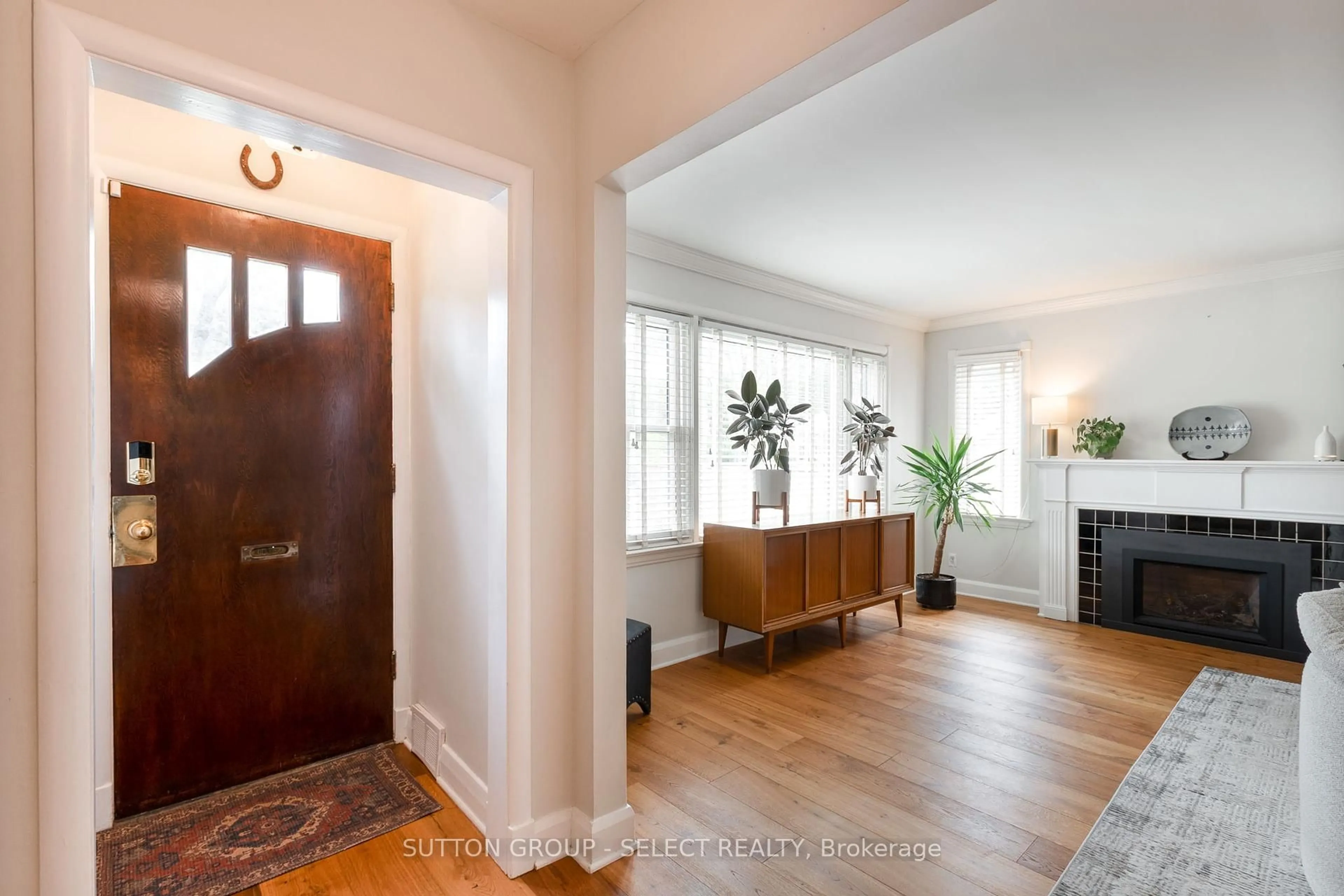 Indoor entryway for 1049 FRASER Ave, London East Ontario N5Y 2T9