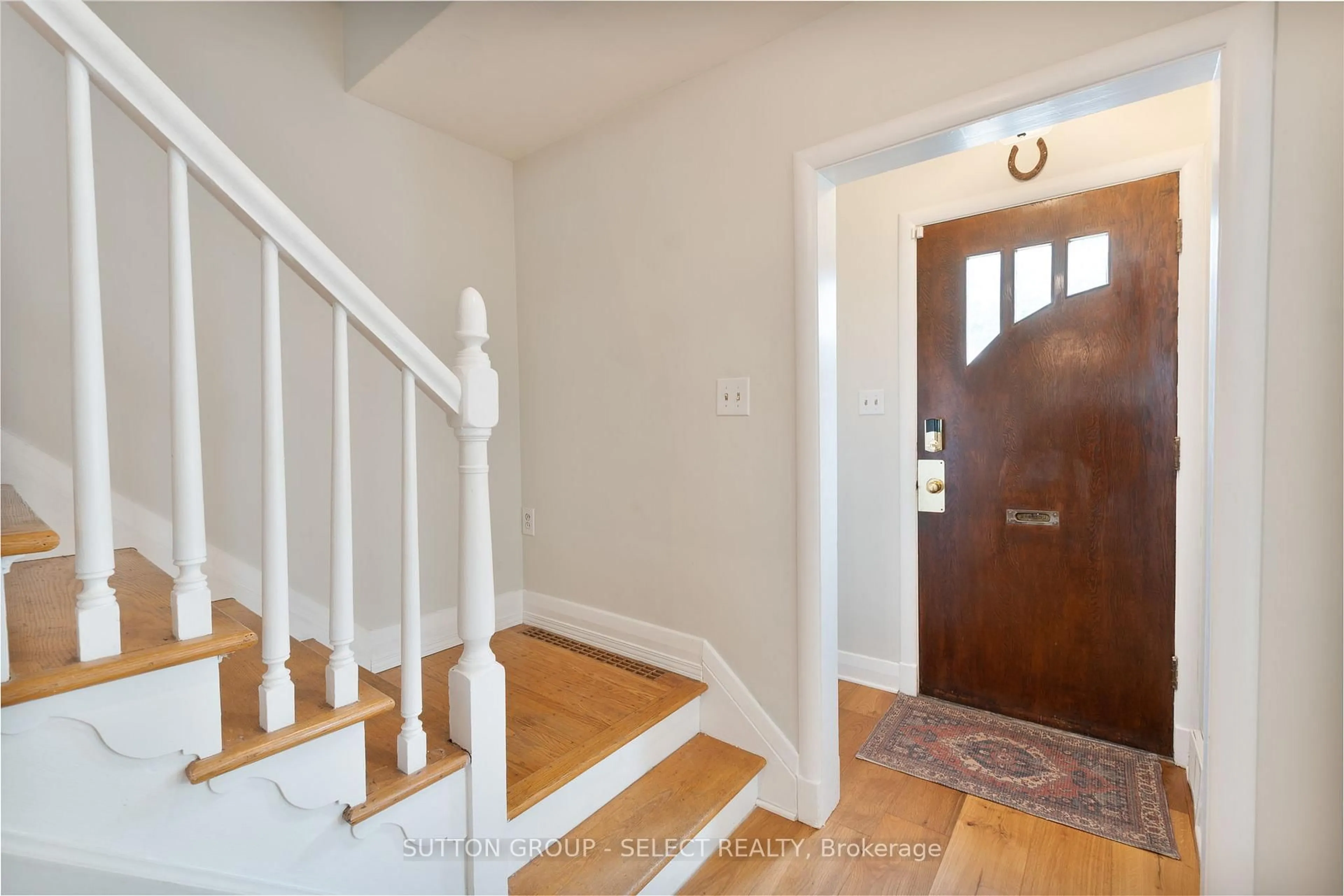 Indoor entryway for 1049 FRASER Ave, London East Ontario N5Y 2T9