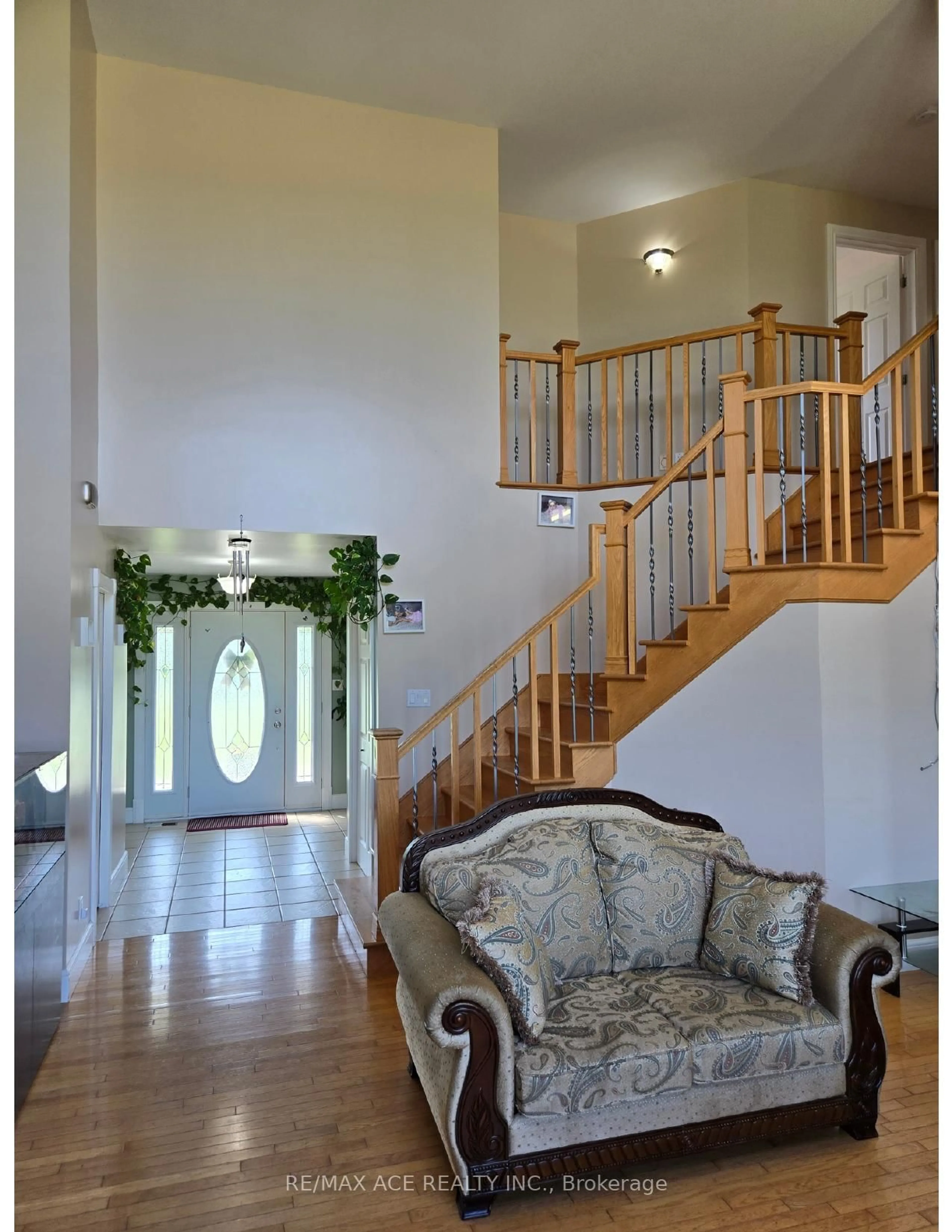 Indoor foyer for 13981 Anderson Rd, South Dundas Ontario K0C 1X0