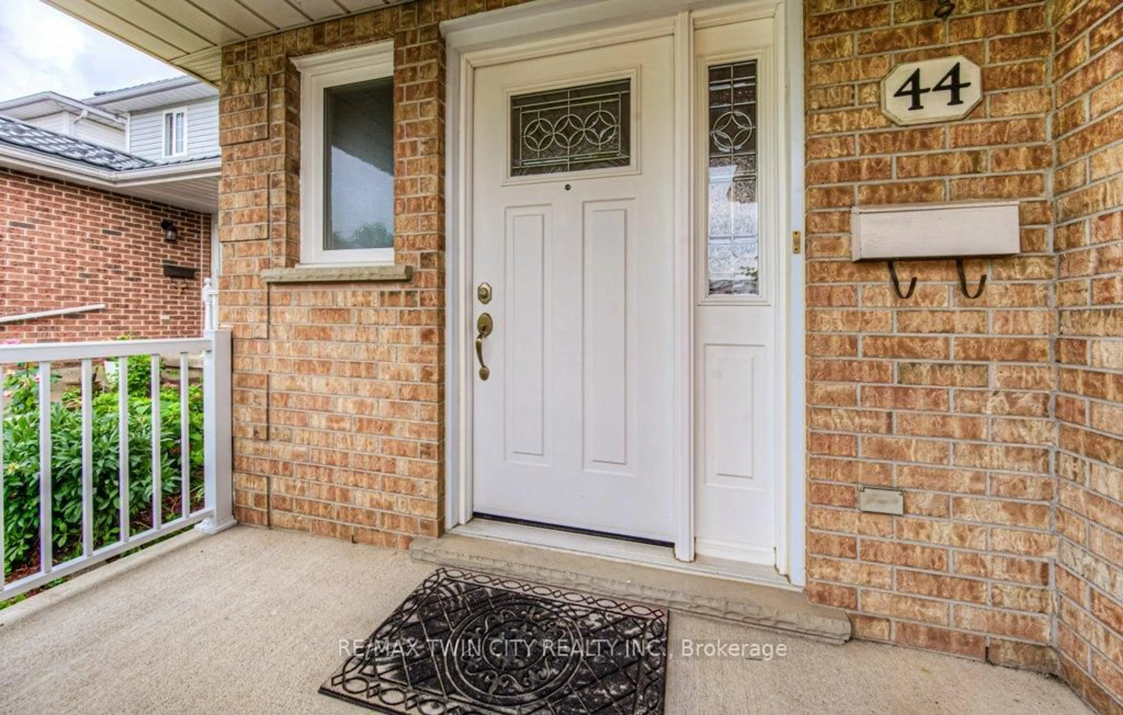Indoor entryway for 44 Northmanor Cres, Kitchener Ontario N2N 3C2