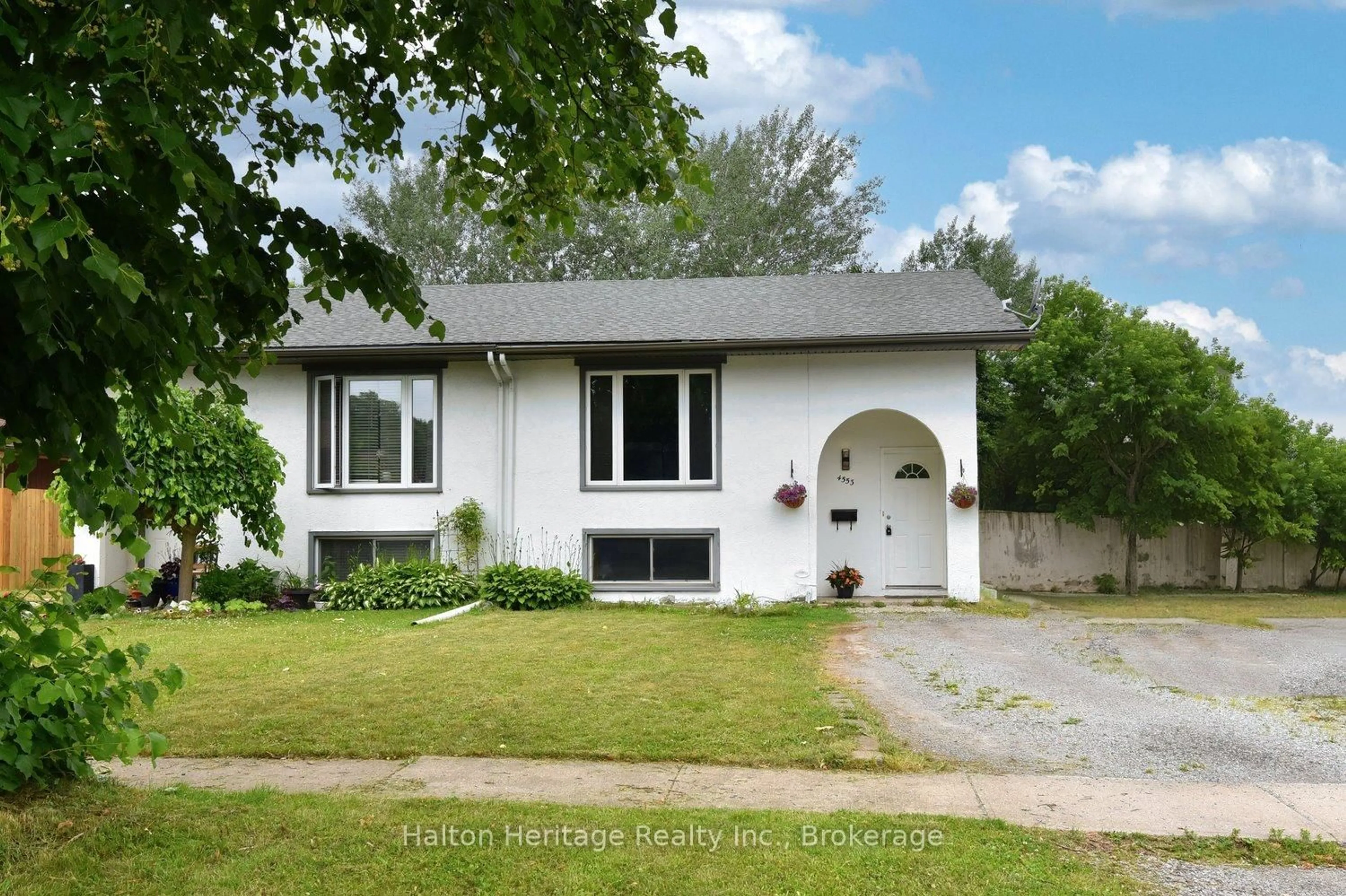 Home with vinyl exterior material, street for 4553 Sussex Dr, Niagara Falls Ontario L2E 6S1