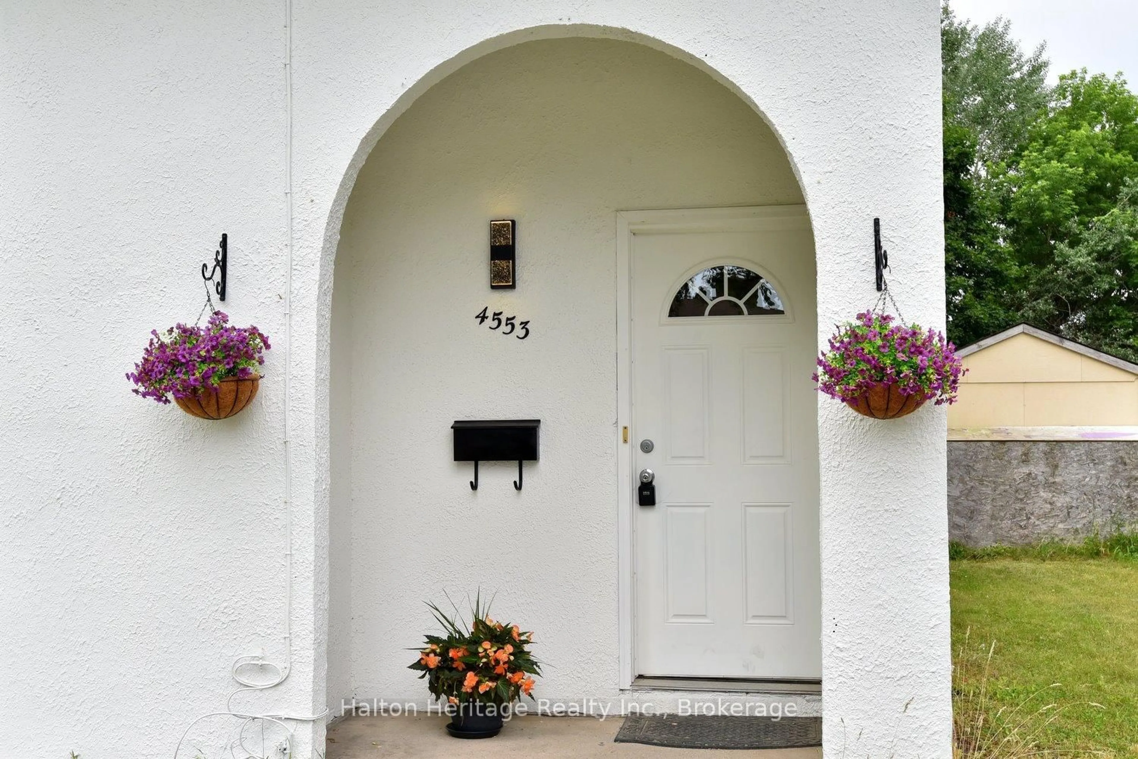 Indoor entryway for 4553 Sussex Dr, Niagara Falls Ontario L2E 6S1