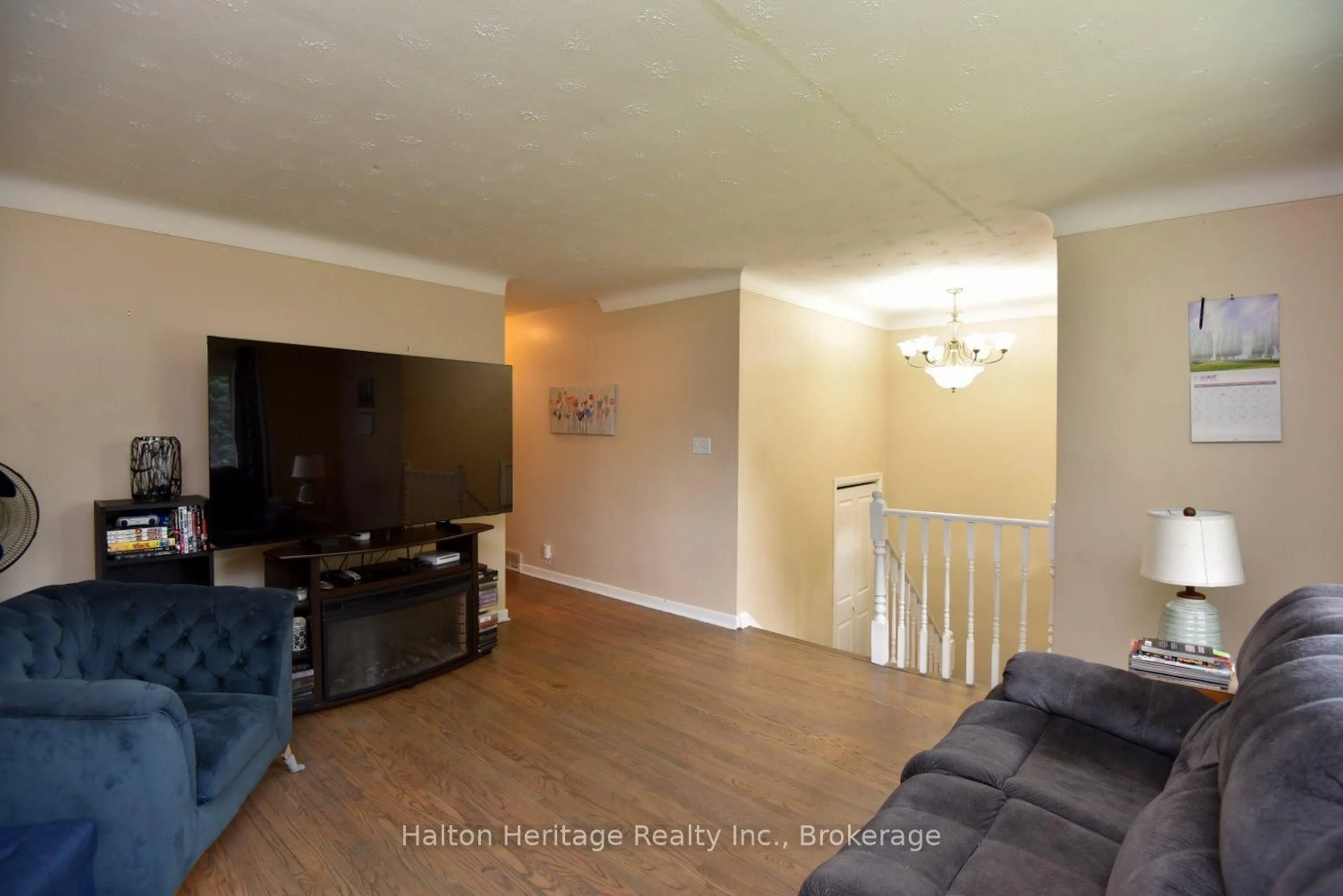 Living room with furniture, unknown for 4553 Sussex Dr, Niagara Falls Ontario L2E 6S1
