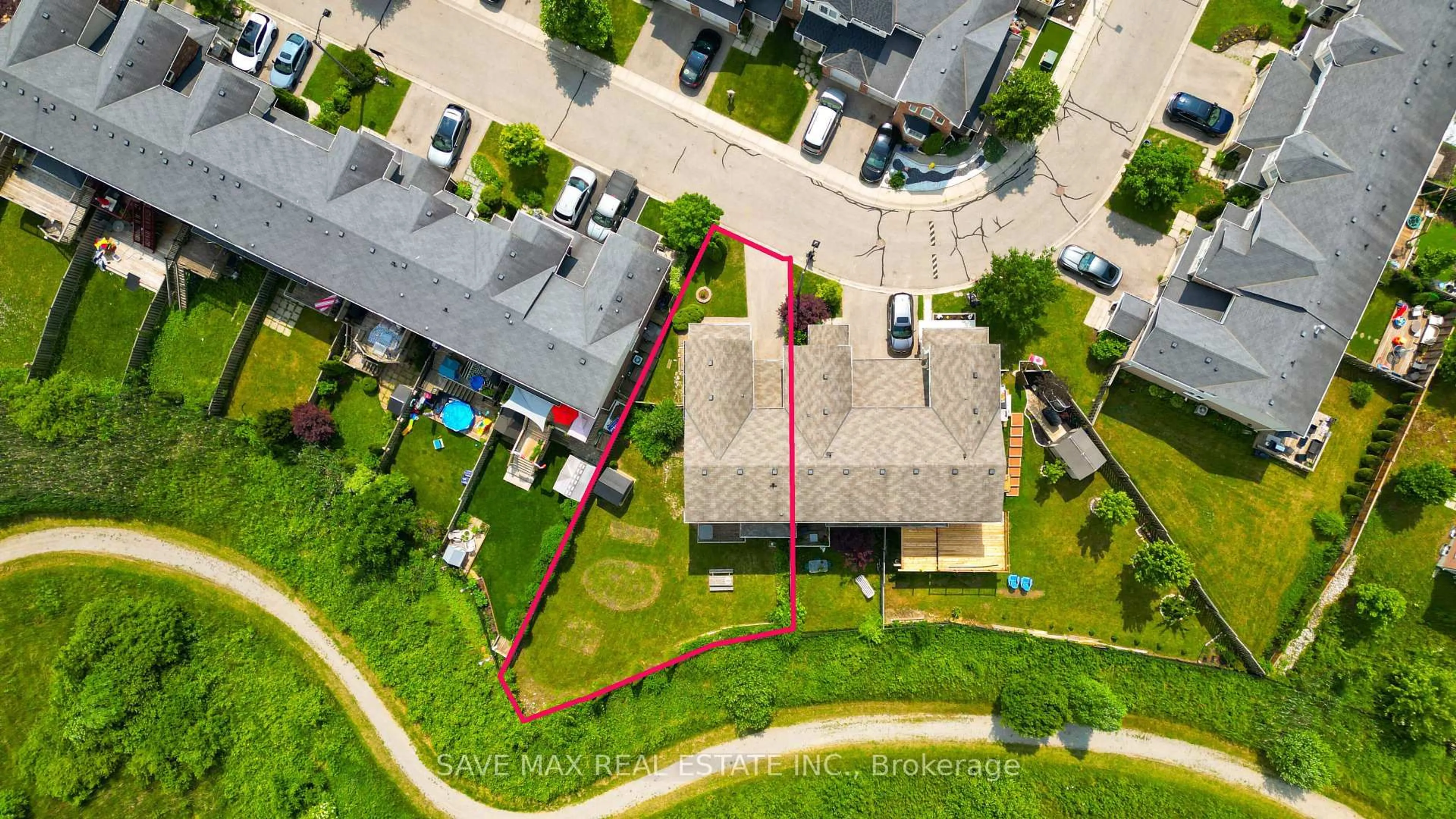 A pic from outside/outdoor area/front of a property/back of a property/a pic from drone, street for 30 Manhattan Circ, Cambridge Ontario N3C 0C4