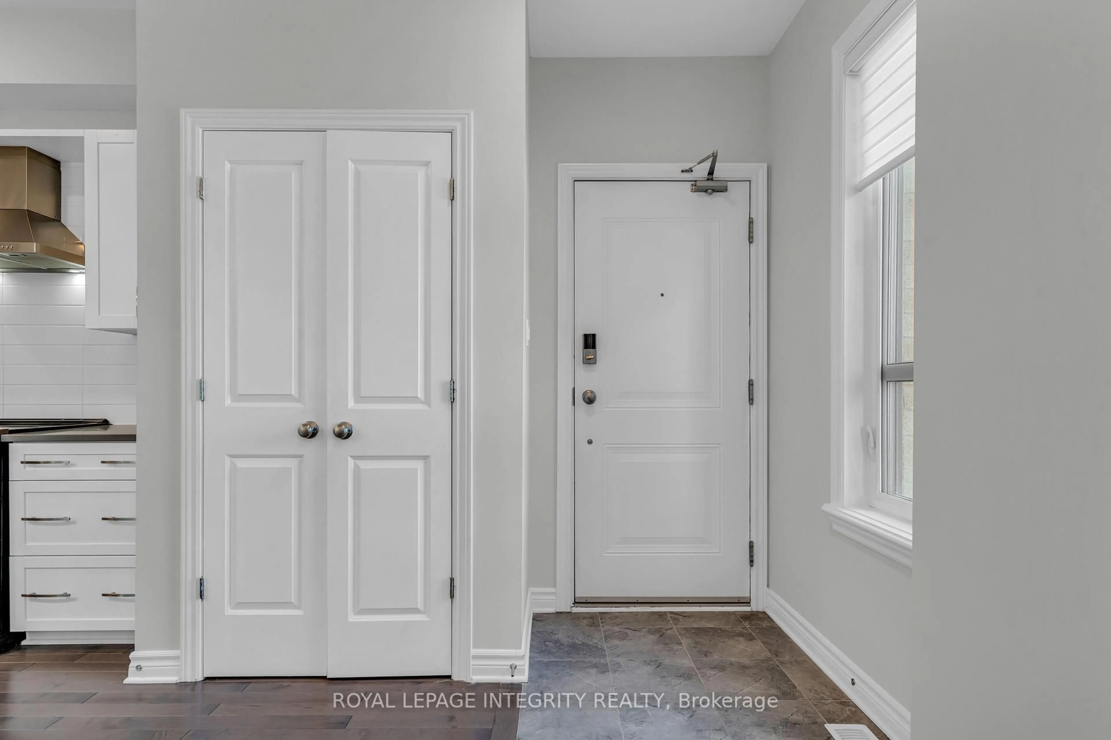 Indoor entryway for 35 CARABINER Private, Ottawa Ontario K1W 0L7