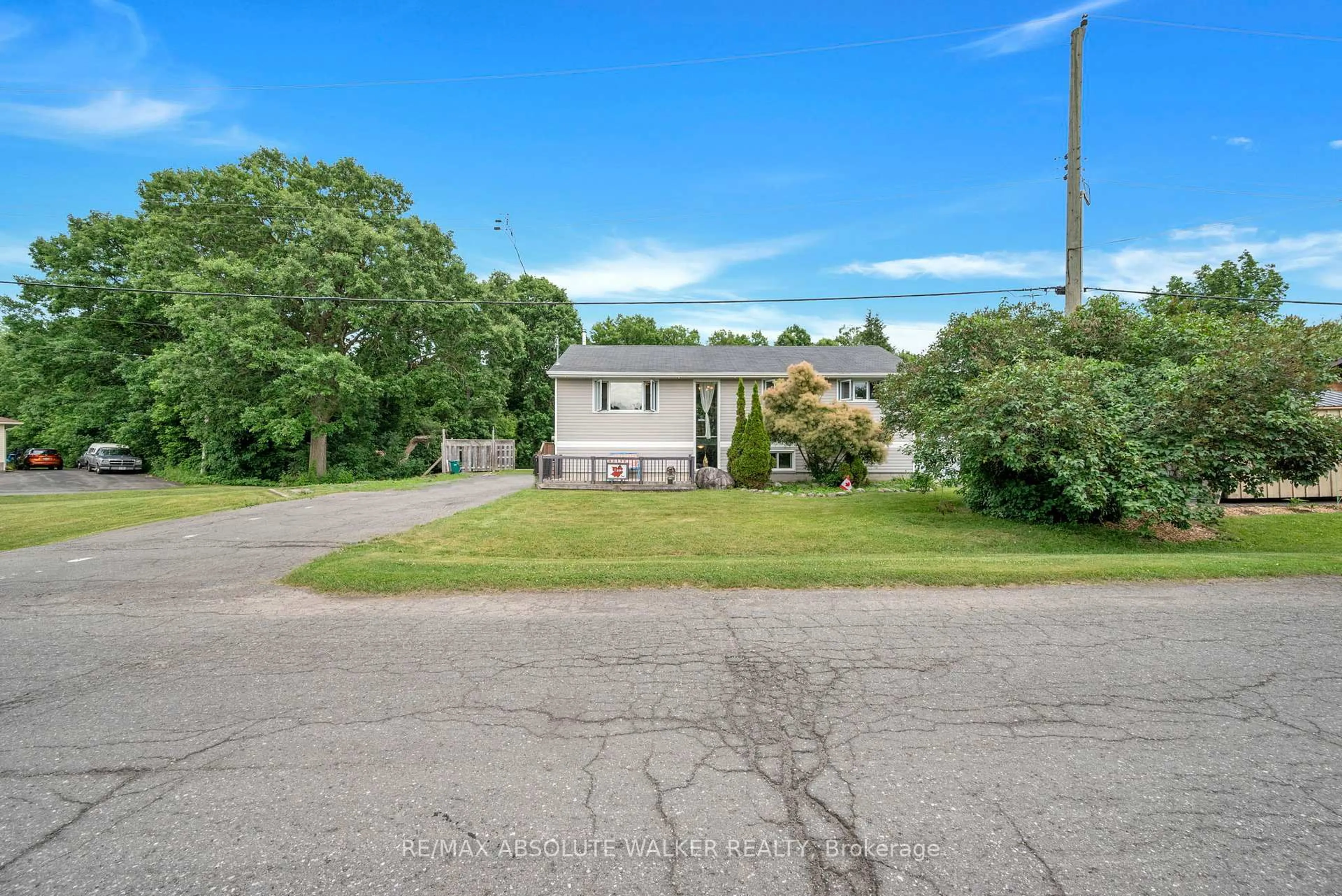 A pic from outside/outdoor area/front of a property/back of a property/a pic from drone, street for 20 Musket Way, Richmond Ontario K0A 2Z0