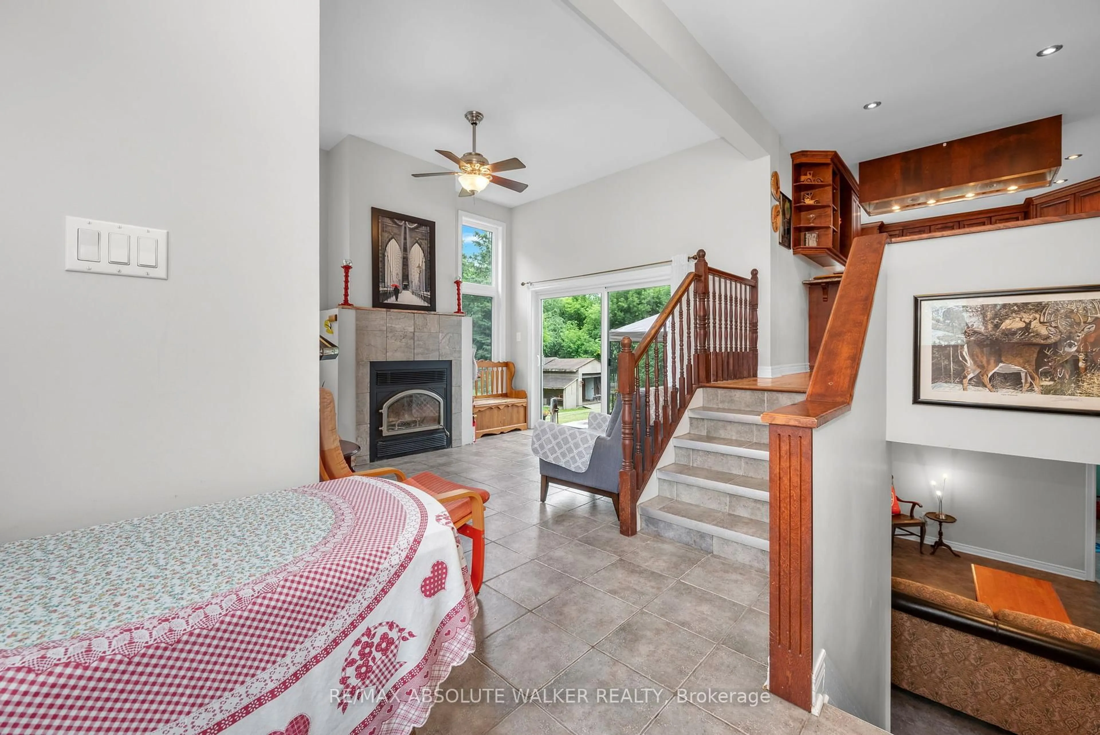 Indoor entryway for 20 Musket Way, Richmond Ontario K0A 2Z0