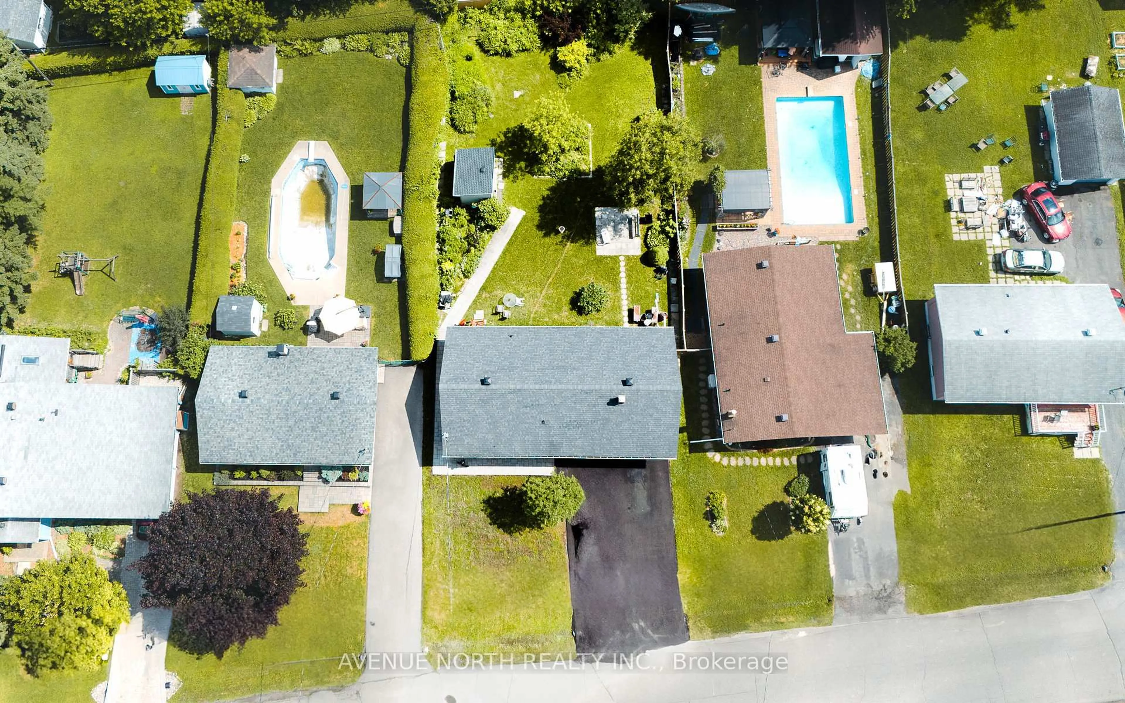 A pic from outside/outdoor area/front of a property/back of a property/a pic from drone, street for 882 Balsam Dr, Ottawa Ontario K1E 1B5