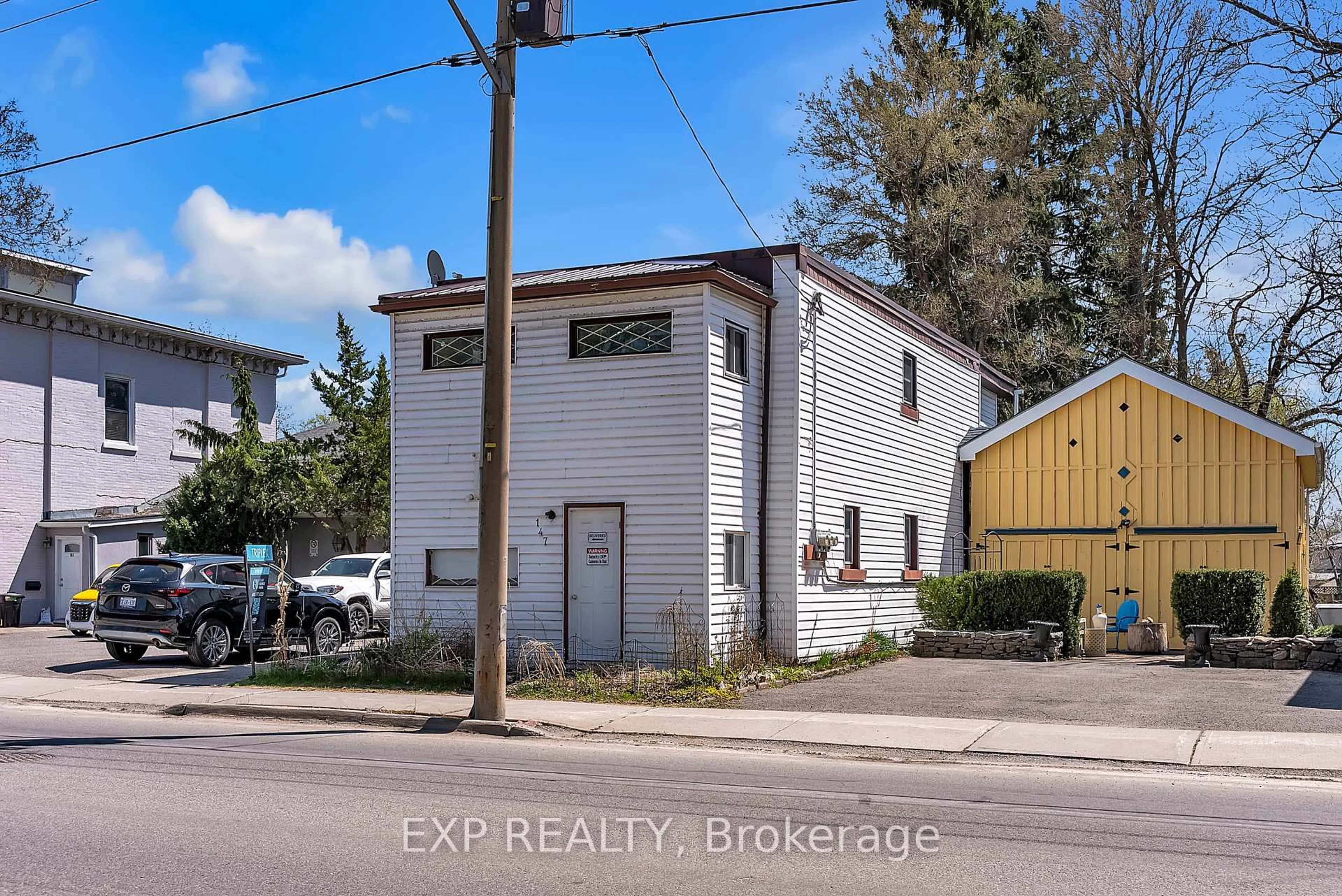 A pic from outside/outdoor area/front of a property/back of a property/a pic from drone, street for 147 Victoria Ave, Belleville Ontario K8N 2B3