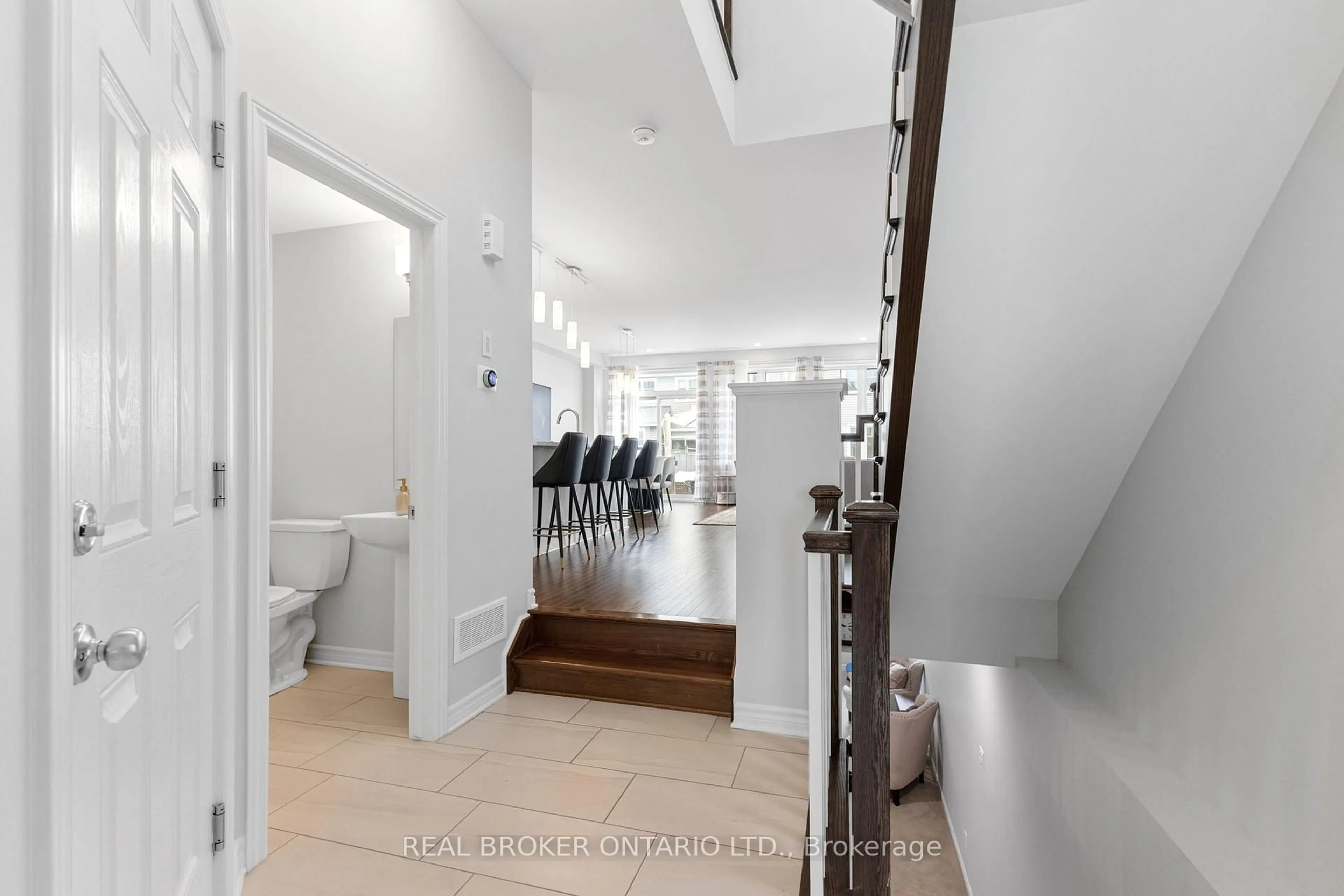 Indoor foyer for 86 Nepeta Cres, Ottawa Ontario K1T 0S6
