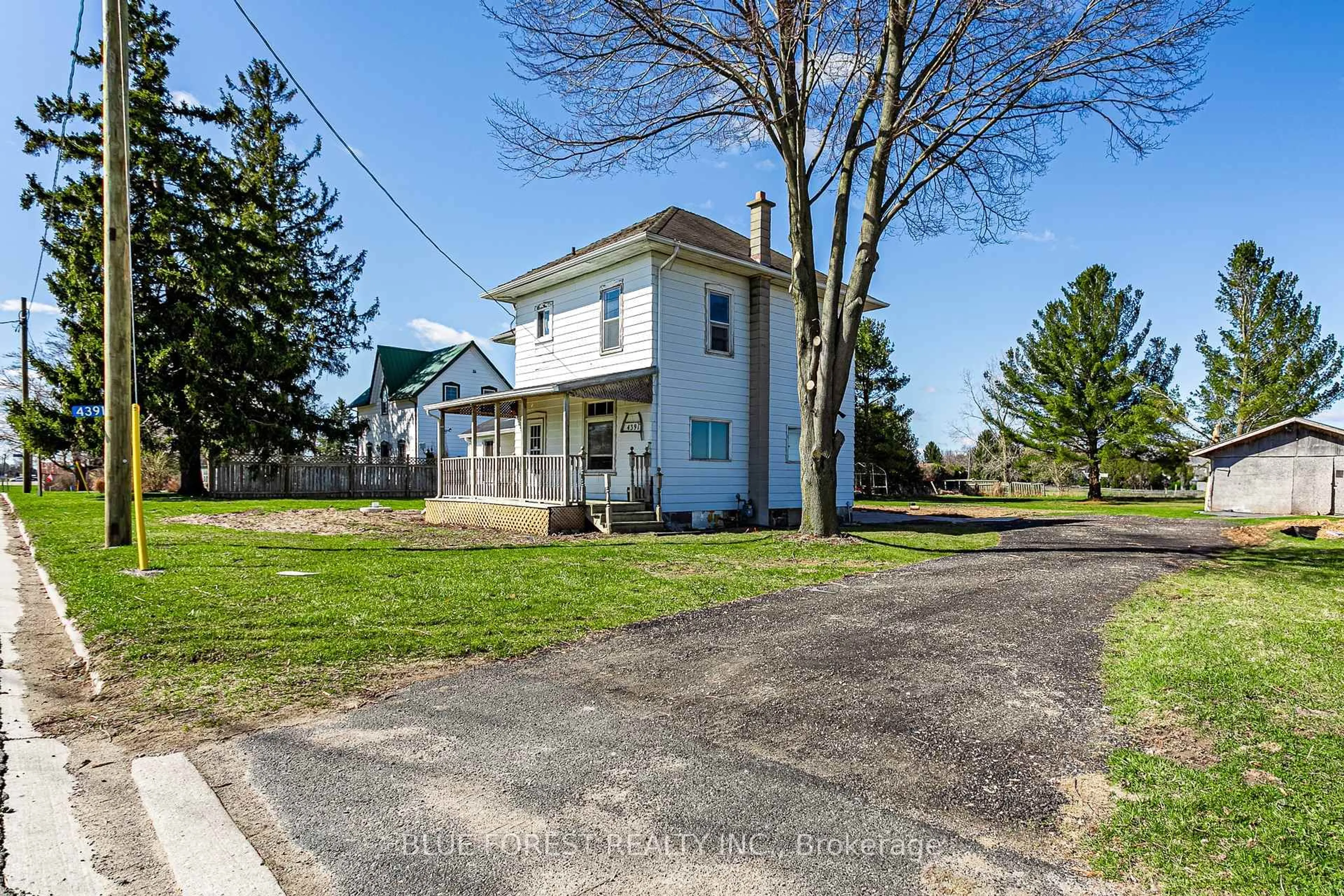 A pic from outside/outdoor area/front of a property/back of a property/a pic from drone, street for 4391 Putnam Rd, Thames Centre Ontario N0L 1V0